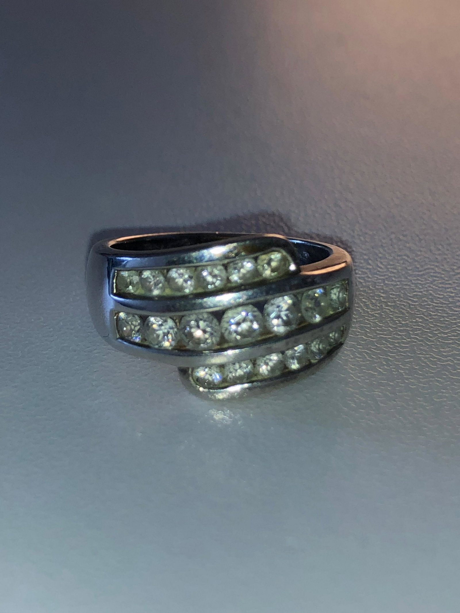 MODERN STERLING SILVER WEDDING RING: MODERN STERLING SILVER WEDDING RING. A GREAT ADDITION TO YOUR COLLECTION.