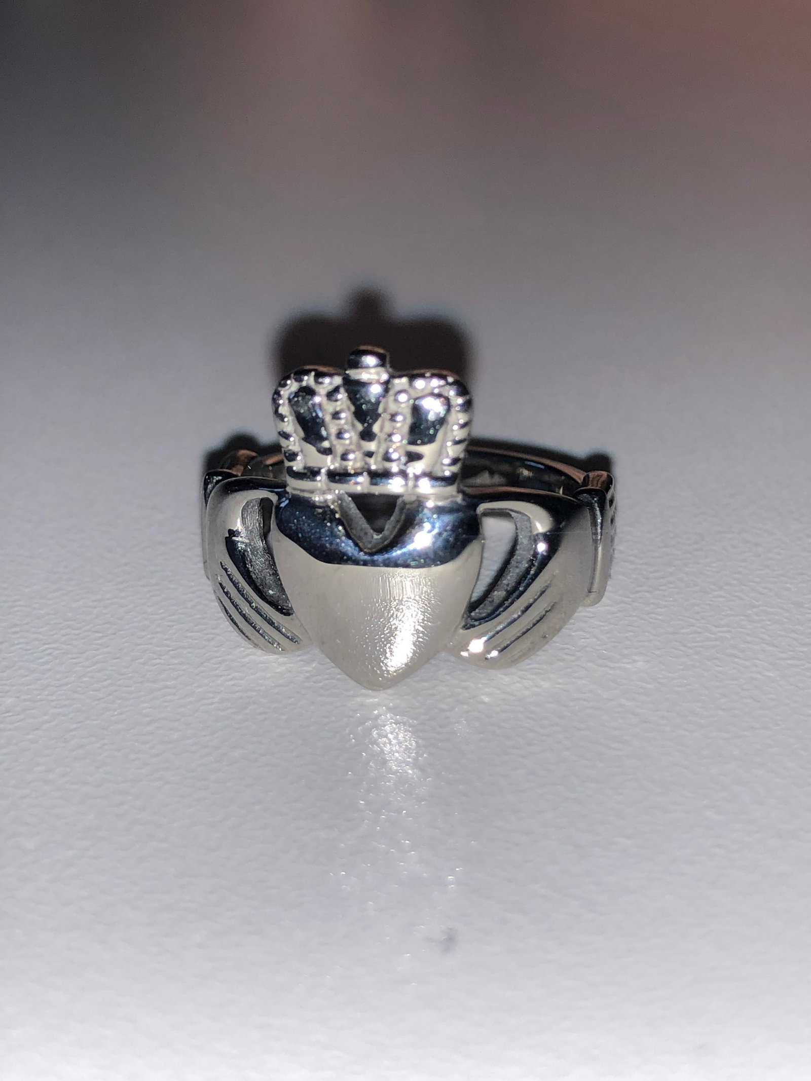 MODERN STERLING SILVER WEDDING RING: MODERN STERLING SILVER WEDDING RING. A GREAT ADDITION TO YOUR COLLECTION.