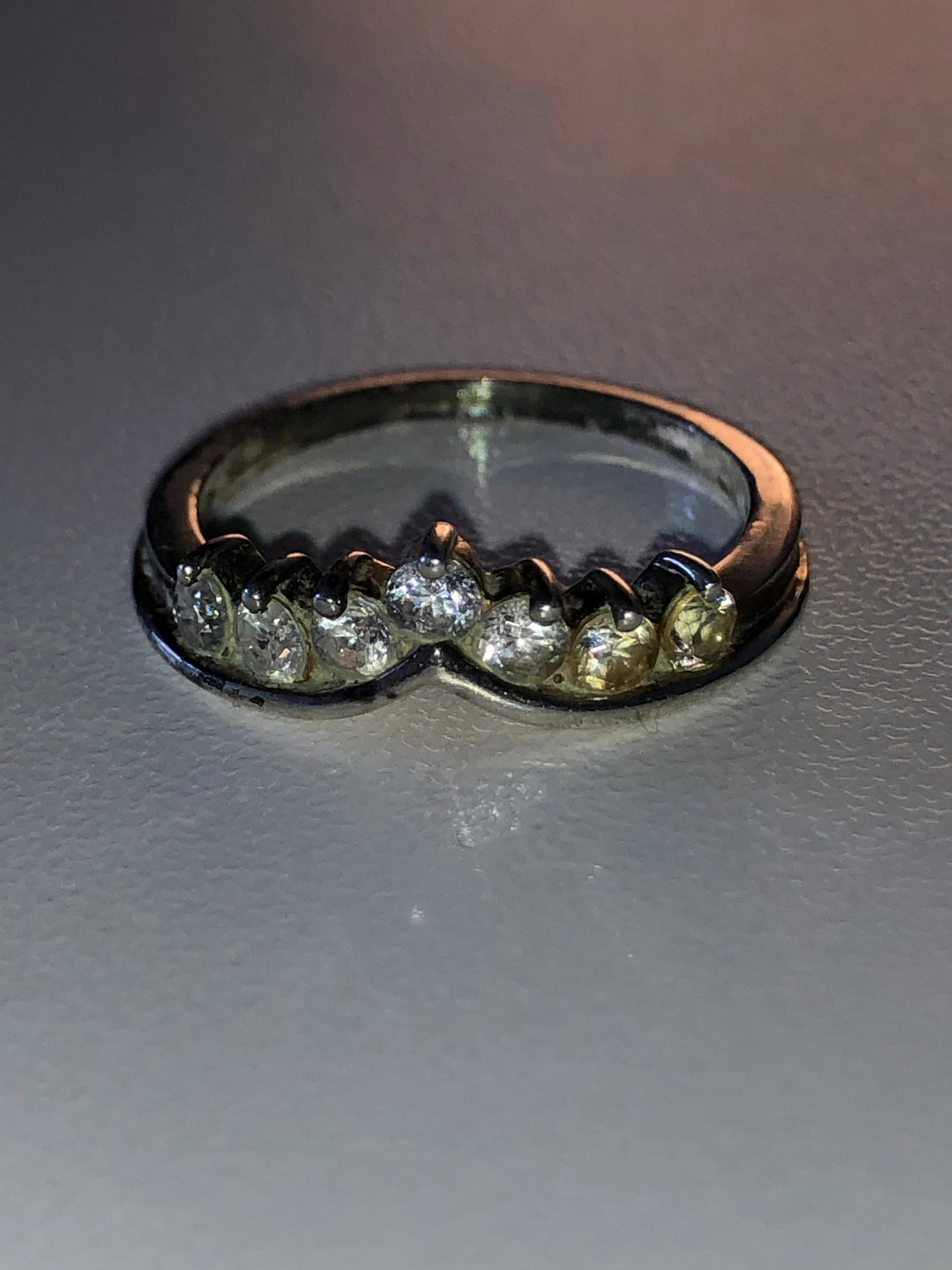 MODERN STERLING SILVER WEDDING RING: MODERN STERLING SILVER WEDDING RING. A GREAT ADDITION TO YOUR COLLECTION.