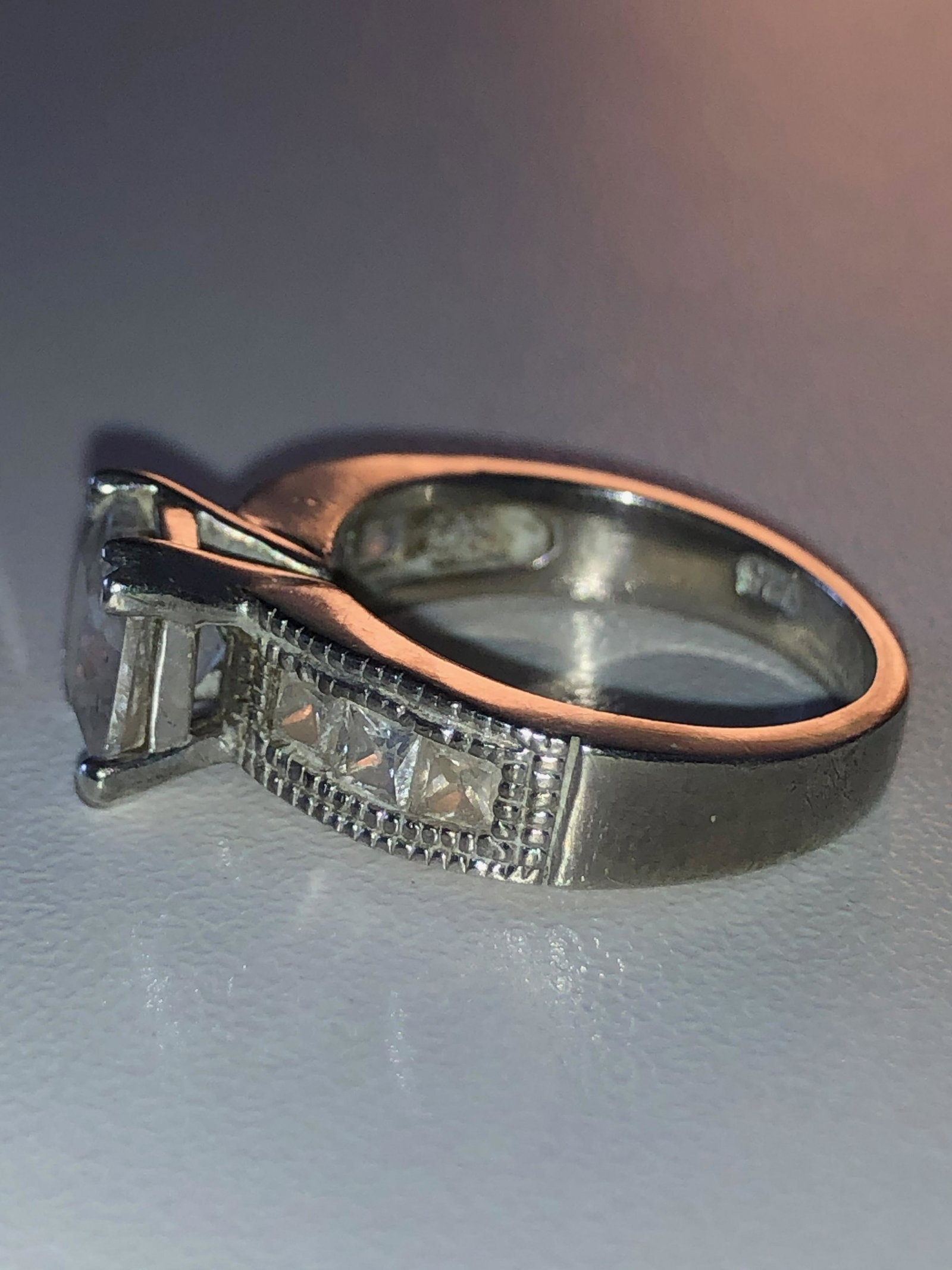 MODERN STERLING SILVER WEDDING RING: MODERN STERLING SILVER WEDDING RING. A GREAT ADDITION TO YOUR COLLECTION.