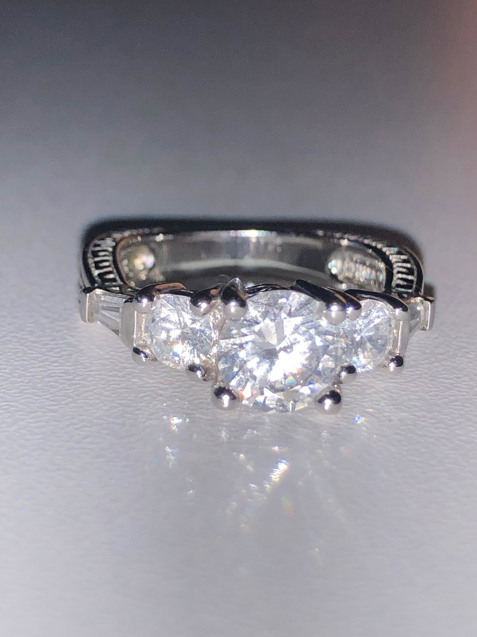 MODERN STERLING SILVER WEDDING RING: MODERN STERLING SILVER WEDDING RING. A GREAT ADDITION TO YOUR COLLECTION.