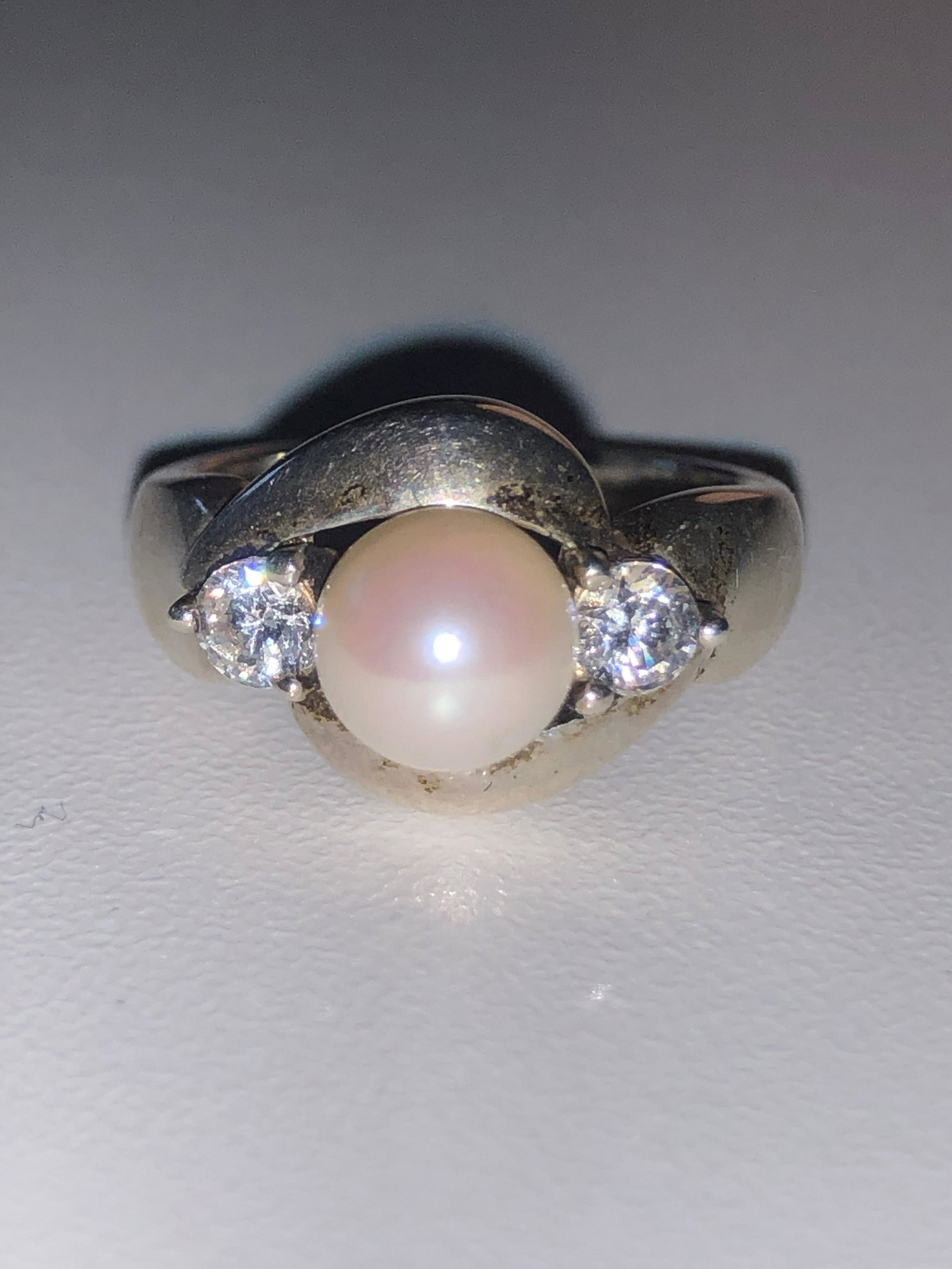 MODERN STERLING SILVER WEDDING RING: MODERN STERLING SILVER WEDDING RING. A GREAT ADDITION TO YOUR COLLECTION.