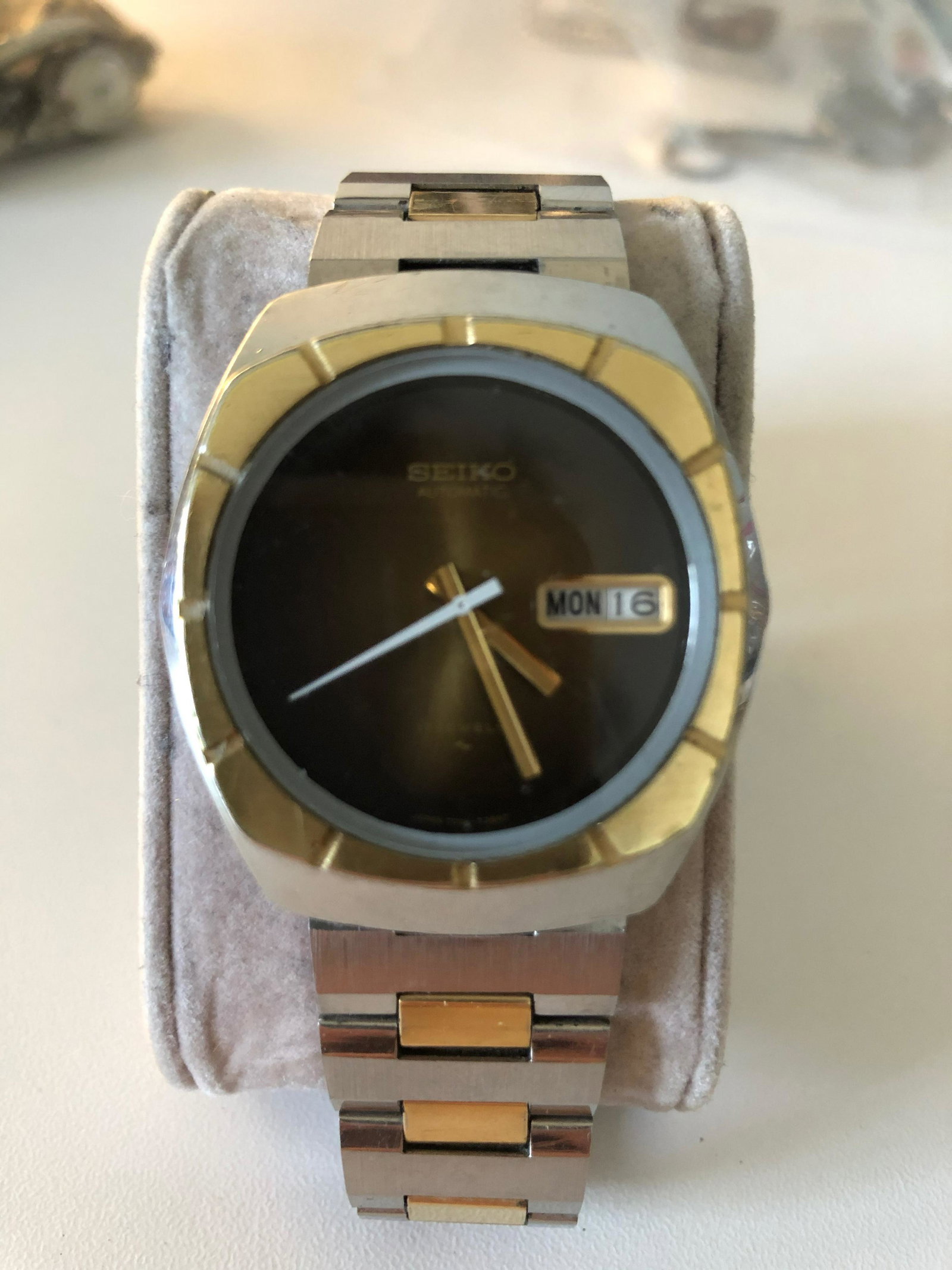 VINTAGE MENS SEIKO WRISTWATCH: VINTAGE MENS SEIKO WRISTWATCH. A GREAT ADDITION TO YOUR COLLECTION.