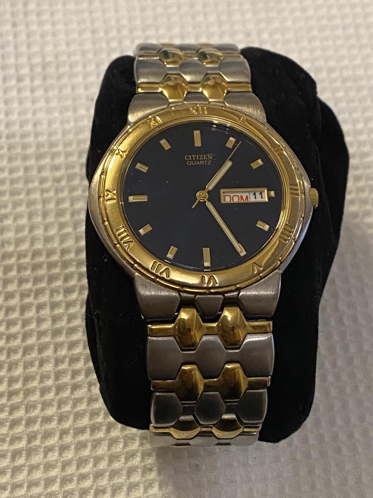 VINTAGE CITIZENS MENS WATCH: VINTAGE CITIZENS MENS WATCH. MIGHT NEED A NEW BATTERY. A GREAT ADDITION TO YOUR COLLECTION.