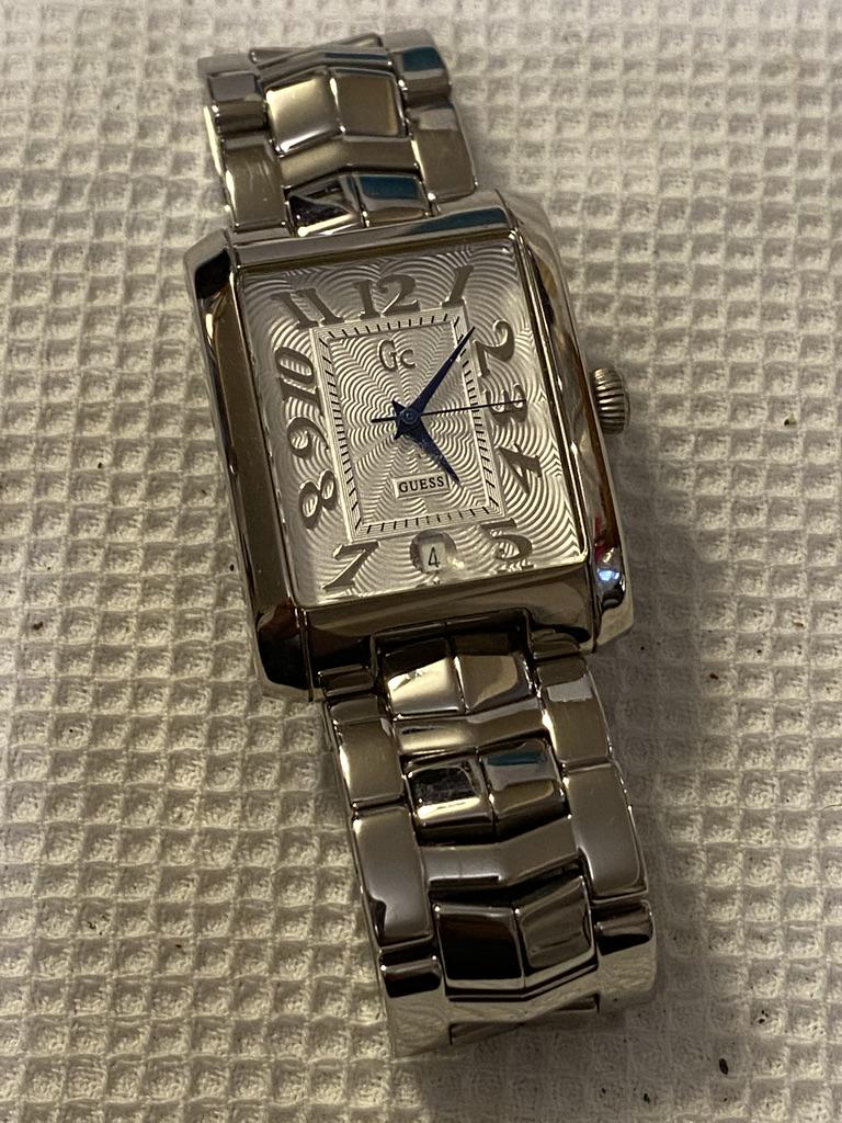 VINTAGE MENS GUESS WRISTWATCH: VINTAGE MENS GUESS WRISTWATCH. A GREAT ADDITION TO YOUR COLLECTION.