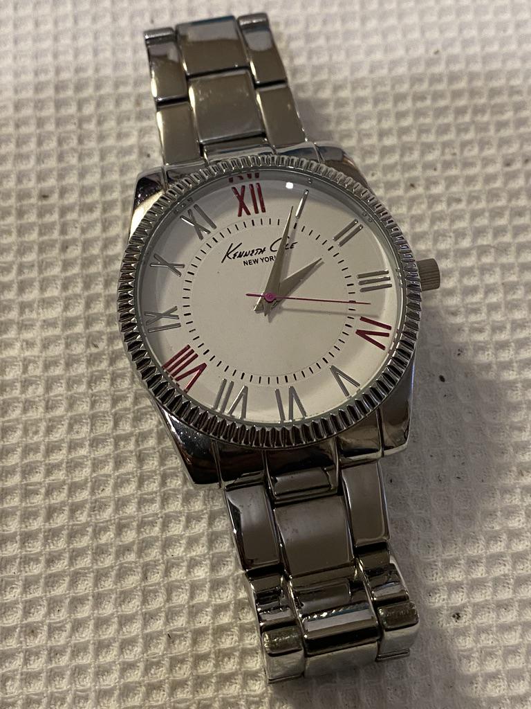 MENS KENNETH COLE WRISTWATCH: MENS KENNETH COLE WRISTWATCH. MIGHT NEED A BATTERY