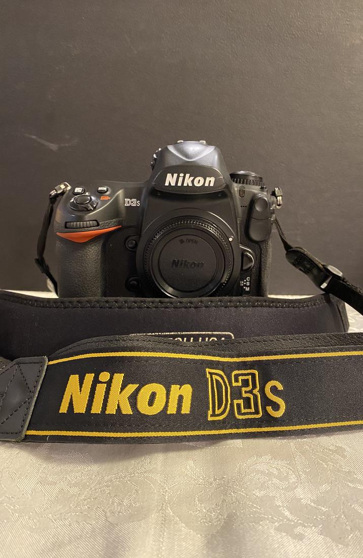 NIKON D3S 12.1 MP DIGITAL SLR CAMERA BODY W/ACCESSORIES: NIKON D3S 12.1 MP DIGITAL SLR CAMERA BODY W/ACCESSORIES. COMES WITH THE BATTERIES, AND EVERYTHING PICTURED. THIS CAMERA COMES FROM A STUDIO, WHERE WE WERE TOLD IT HASN'T BEEN USED MUCH. THE STUDIO CLO
