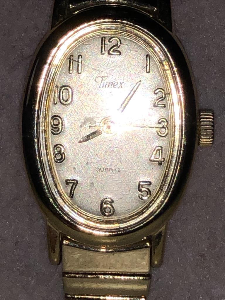 VINTAGE LADIES TIMEX WATCH: VINTAGE LADIES TIMEX WATCH. IN MINT OVERALL CONDITON. MIGHT NEED SERVICE!