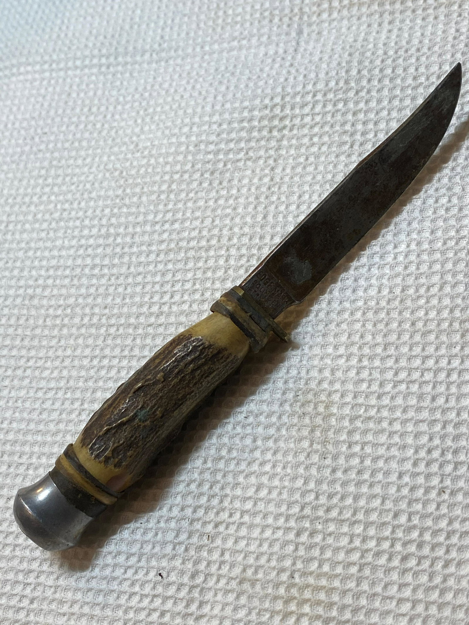 EDGE MARK SOLINGEN GERMANY FIXED BLADE KNIFE: EDGE MARK SOLINGEN GERMANY FIXED BLADE KNIFE. IN EXCELLENT SHAPE AND OVERALL CONDTION. APPEARS TO BE HEAVILY USED. STILL INTACT AND HAS PLENTY OF LIFE LEFT ON IT. A GREAT ADDITION TO YOUR COLLECTION.