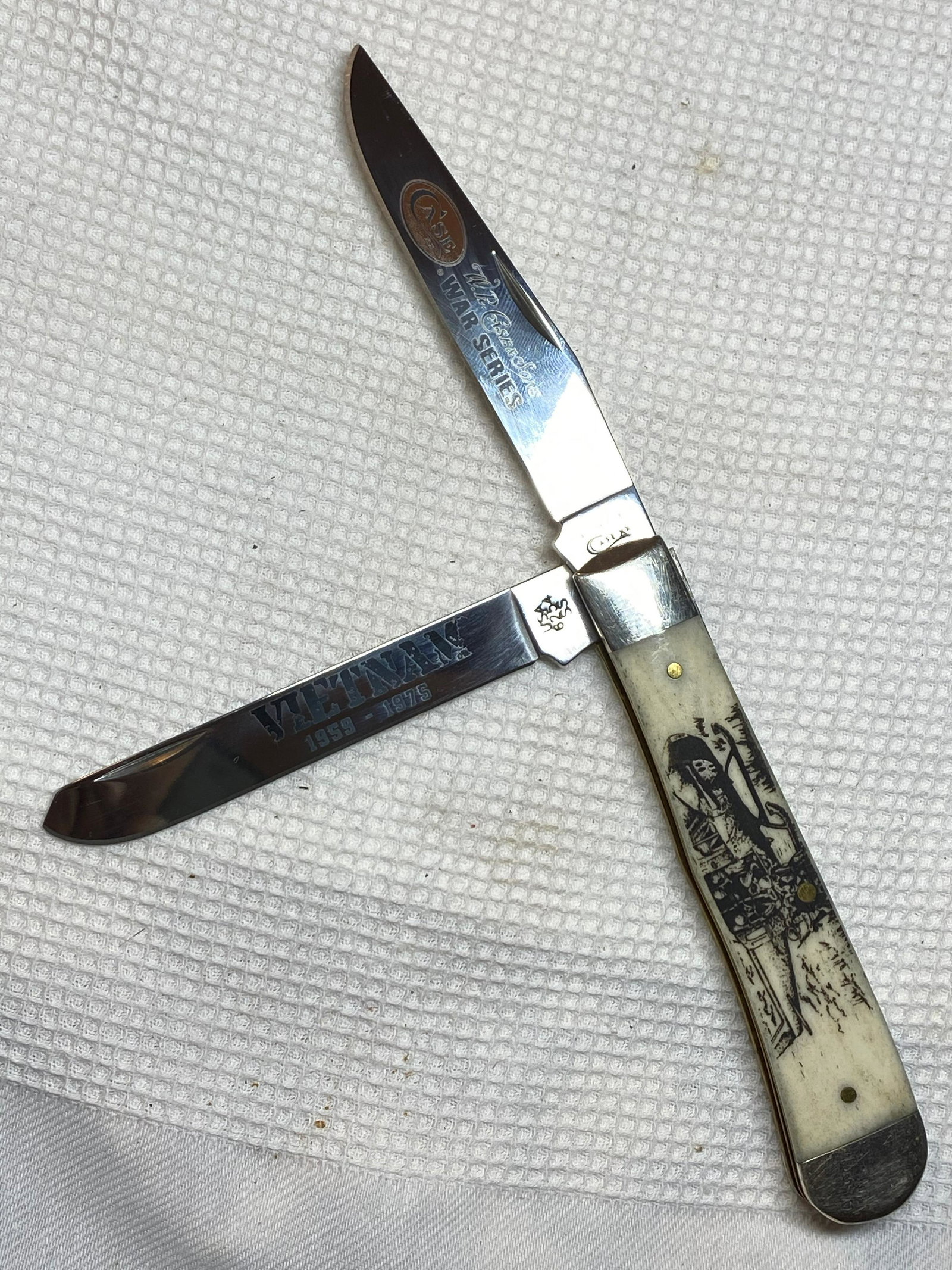 CASE KNIFE VIETNAM WAR SERIES POCKET KNIFE: CASE KNIFE VIETNAM WAR SERIES POCKET KNIFE. IN EXCELELNT SHAPE AND OVERALL CONDITION. LOOKS LIKE NEW. A GREAT ADDITION TO YOUR COLLECTION.