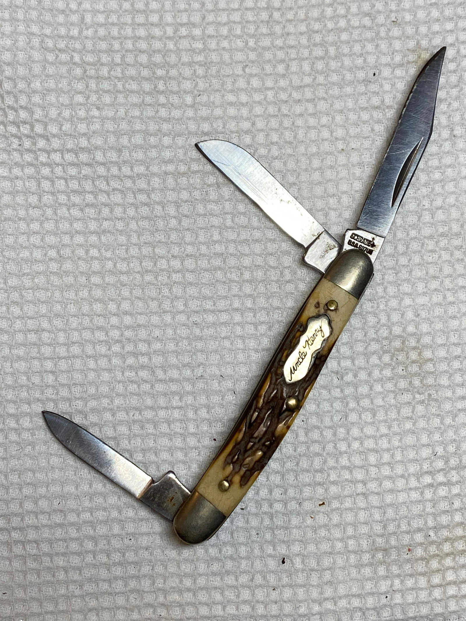 SCHRADE UNCLE HENRY POCKET KNIFE: SCHRADE UNCLE HENRY POCKET KNIFE. IN EXCELLENT OVERALL SHAPE AND CONDITION. A GREAT ADDITION TO YOUR COLLECTION.