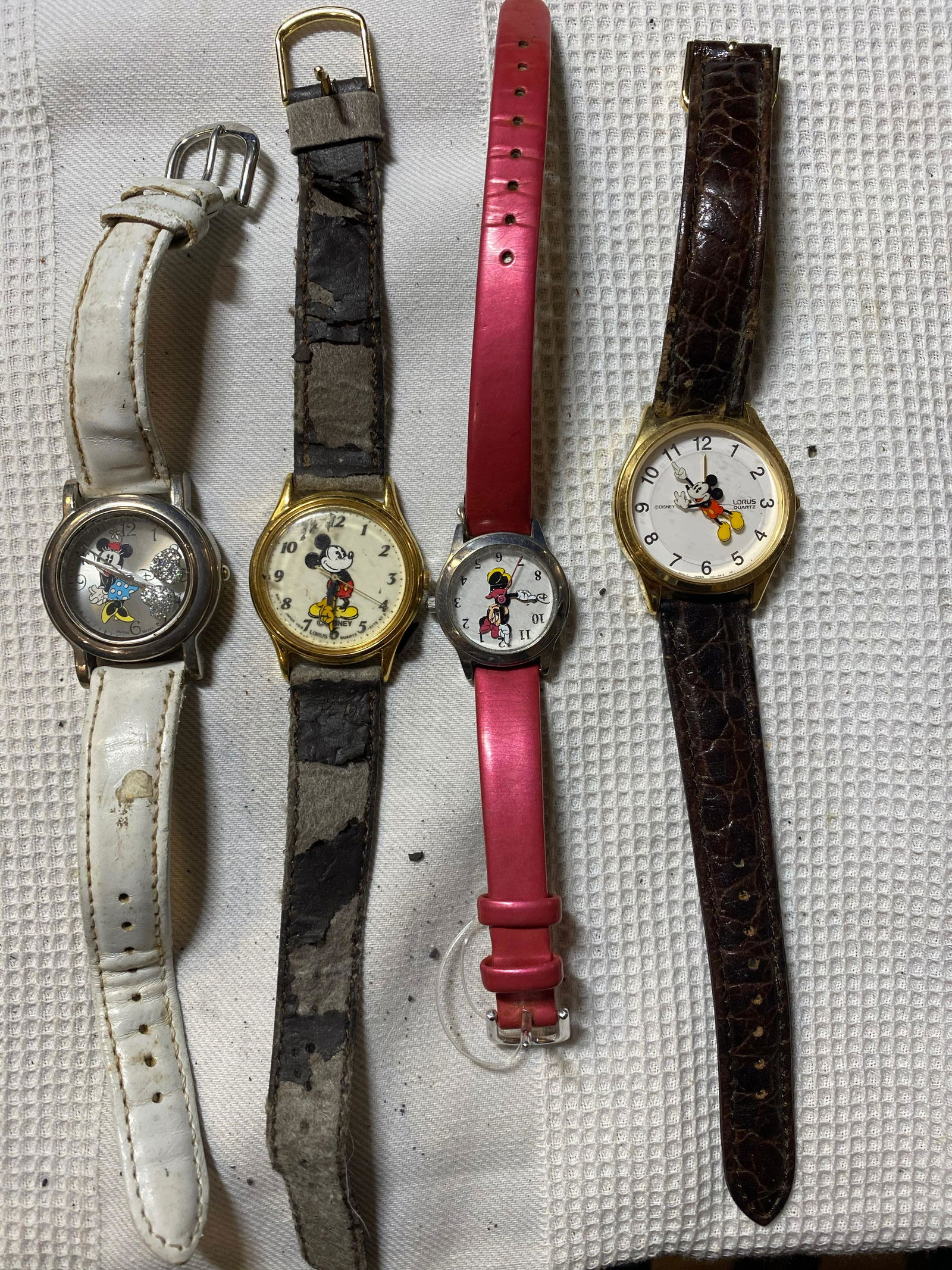 LOT OF (4) VINTAGE MICKEY MOUSE WATCHES: LOT OF (4) VINTAGE MICKEY MOUSE WATCHES. A GREAT ADDITION TO YOUR COLLECTION.