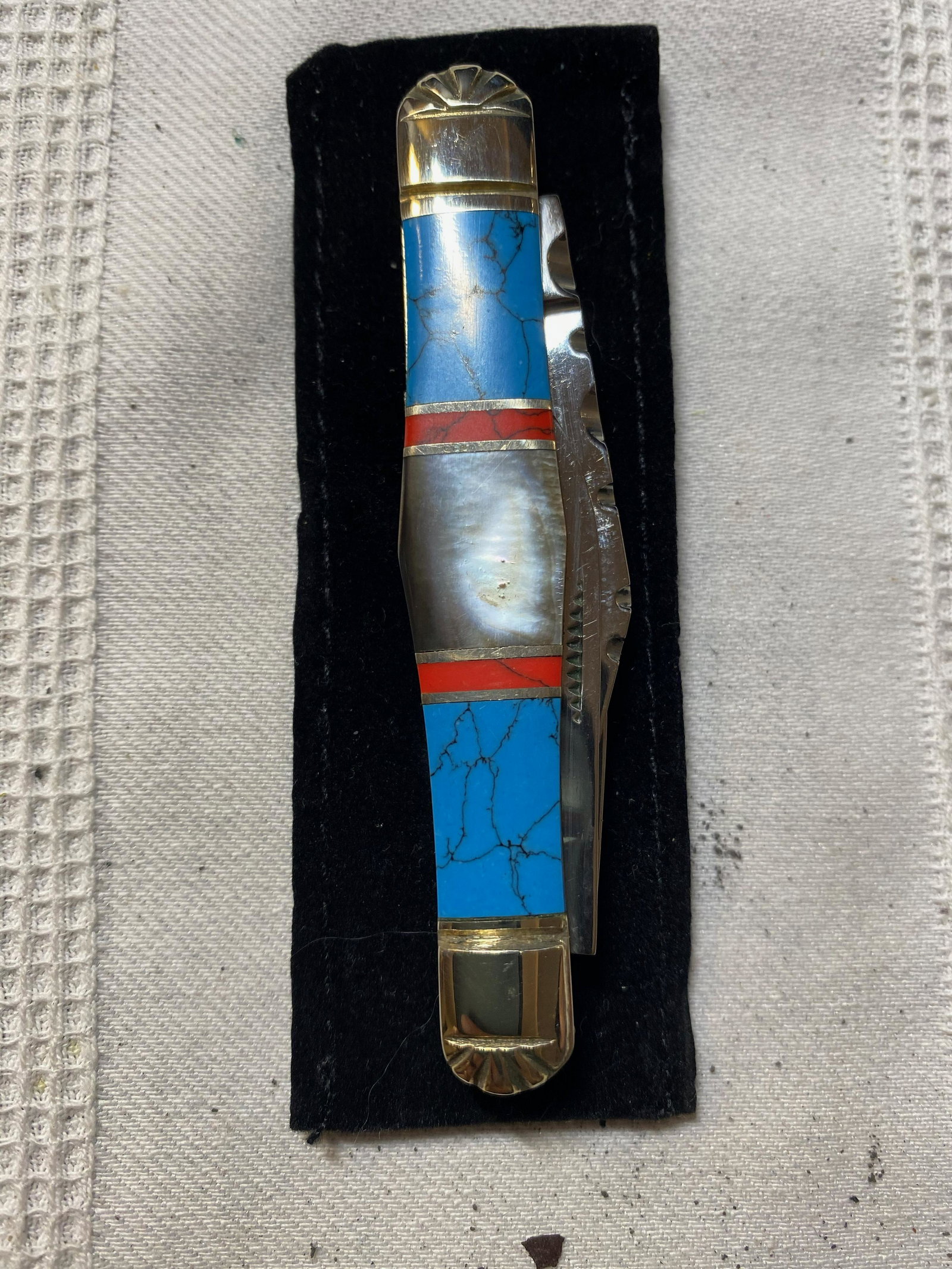 SCHRADE NATIVE AMERICAN STYLE POCKET KNIFE: SCHRADE NATIVE AMERICAN STYLE POCKET KNIFE. THIS IS A HAND-MADE KNIFE. A GREAT ADDITION TO YOUR COLLECTION.