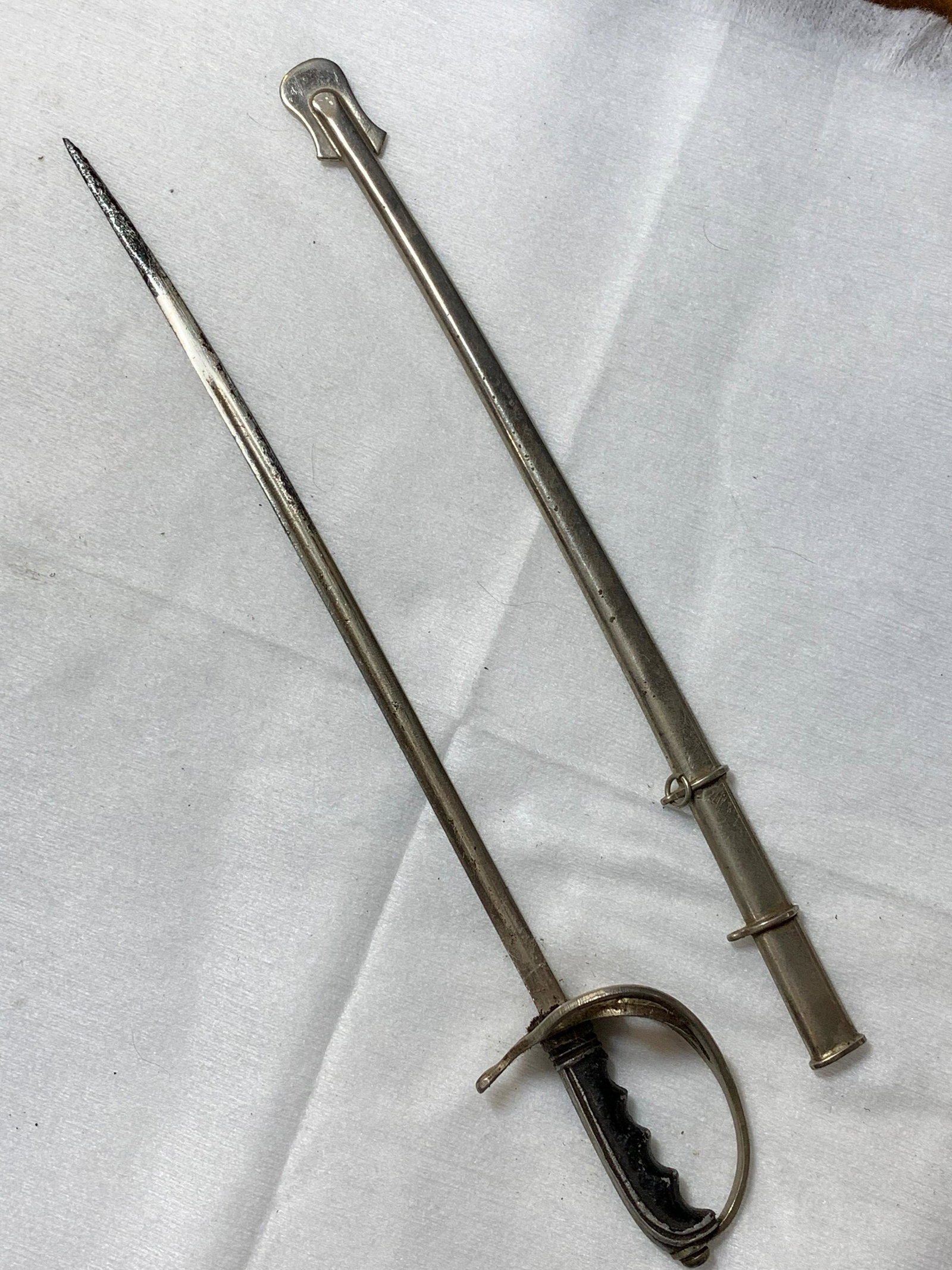 WW1 US MINIATURE MODEL 1901 SWORD: WW1 US MINIATURE MODEL 1901 SWORD. IN MINT OVERALL SHAPE AND CONDITION. A RARE FIND AND AN EXCELLENT ADDITION TO YOUR COLLECTION.