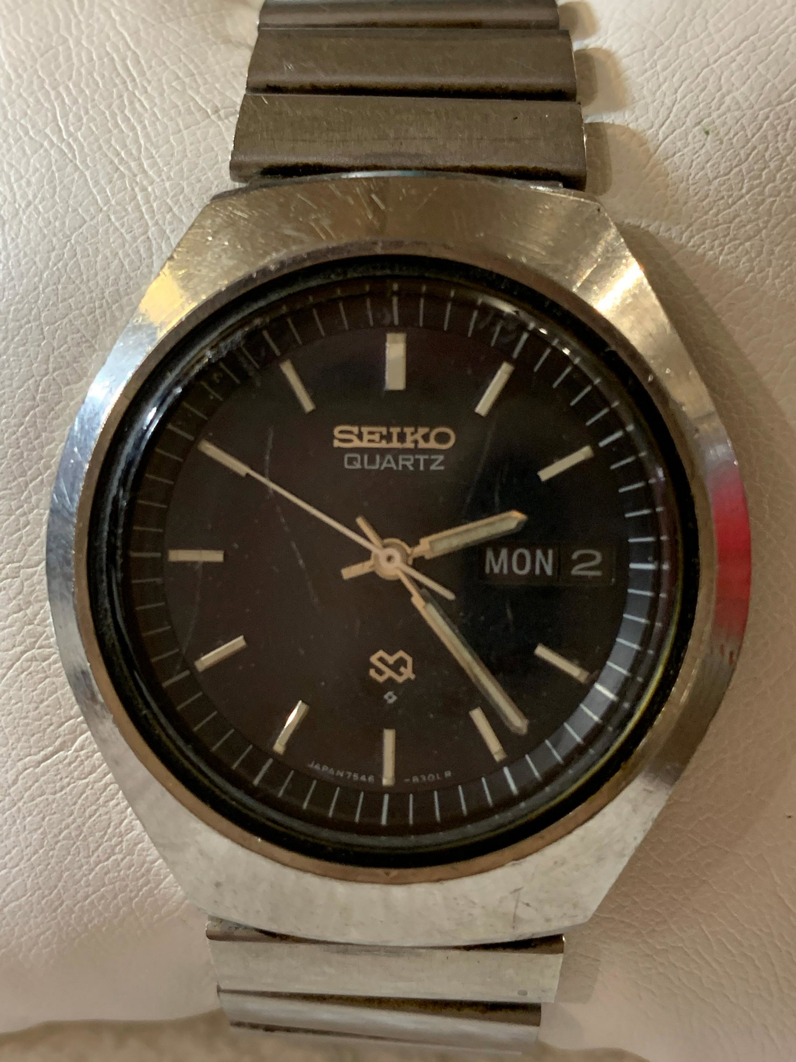 VINTAGE SEIKO QUARTZ MENS WATCH: VINTAGE SEIKO QUARTZ MENS WATCH. PLEASE VIEW PICTURES. MIGHT NEED A BATTERY.