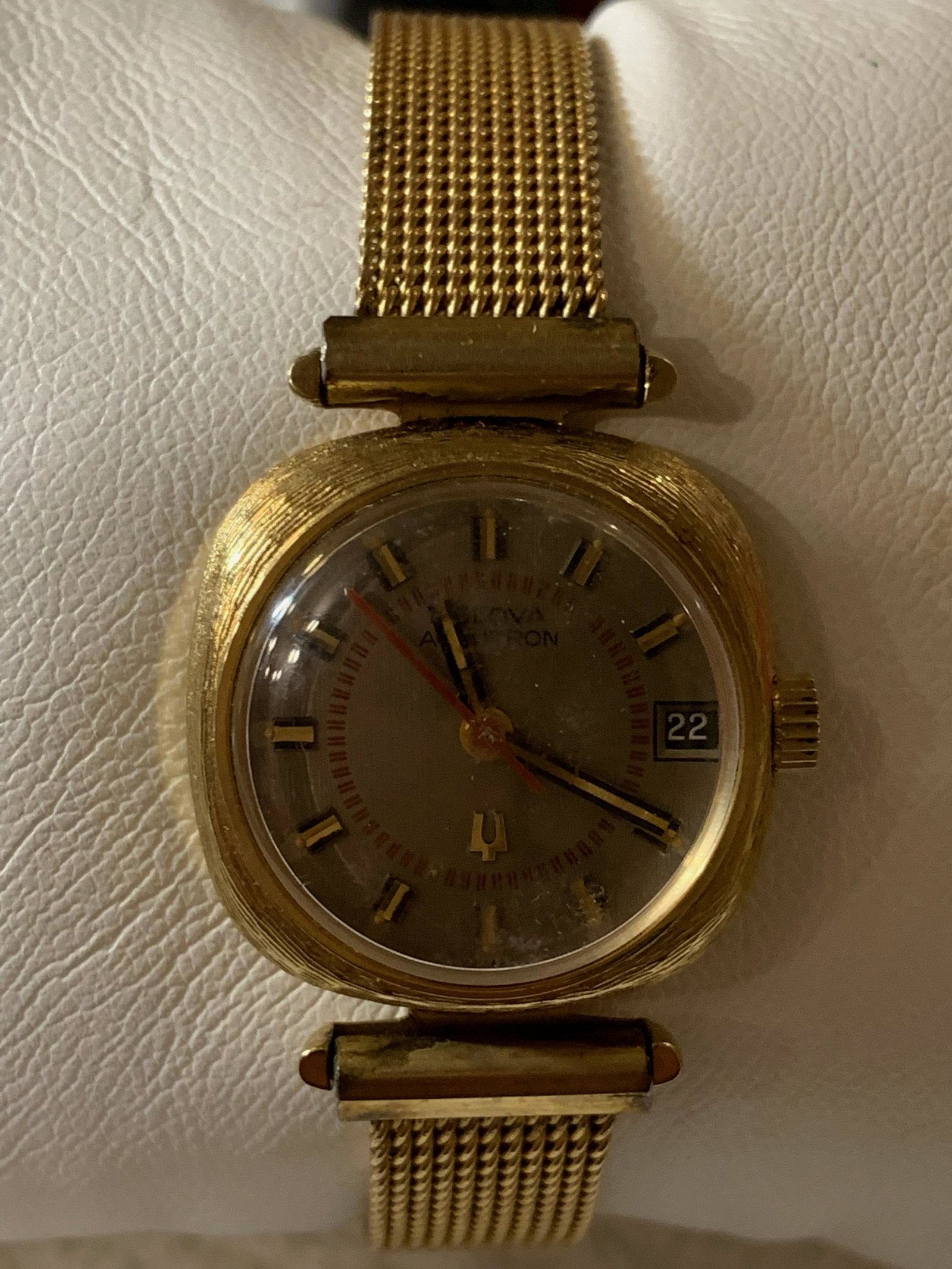 VINTAGE BULOVA ACCUTRON LADIES WATCH: VINTAGE BULOVA ACCUTRON LADIES WATCH. A GREAT FIND AND AN EXCELLENT ADDITION TO YOUR COLLECTION.