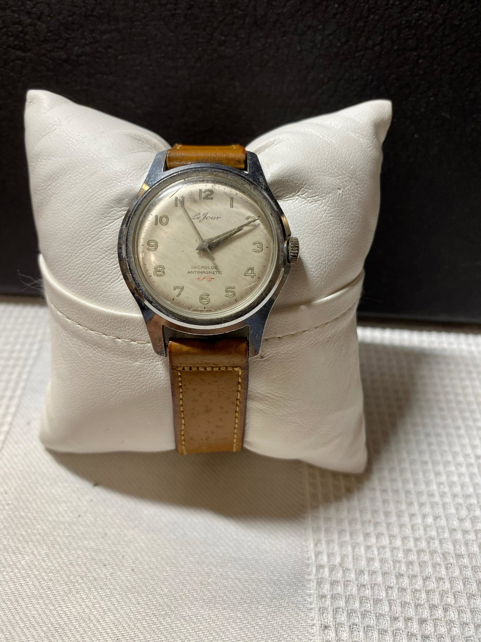 VINTAGE LE JOUR MENS WRISTWATCH: VINTAGE LE JOUR MENS WRISTWATCH. MIGHT NEED SERVICING. A GREAT ADDITION TO YOUR COLLECTION.