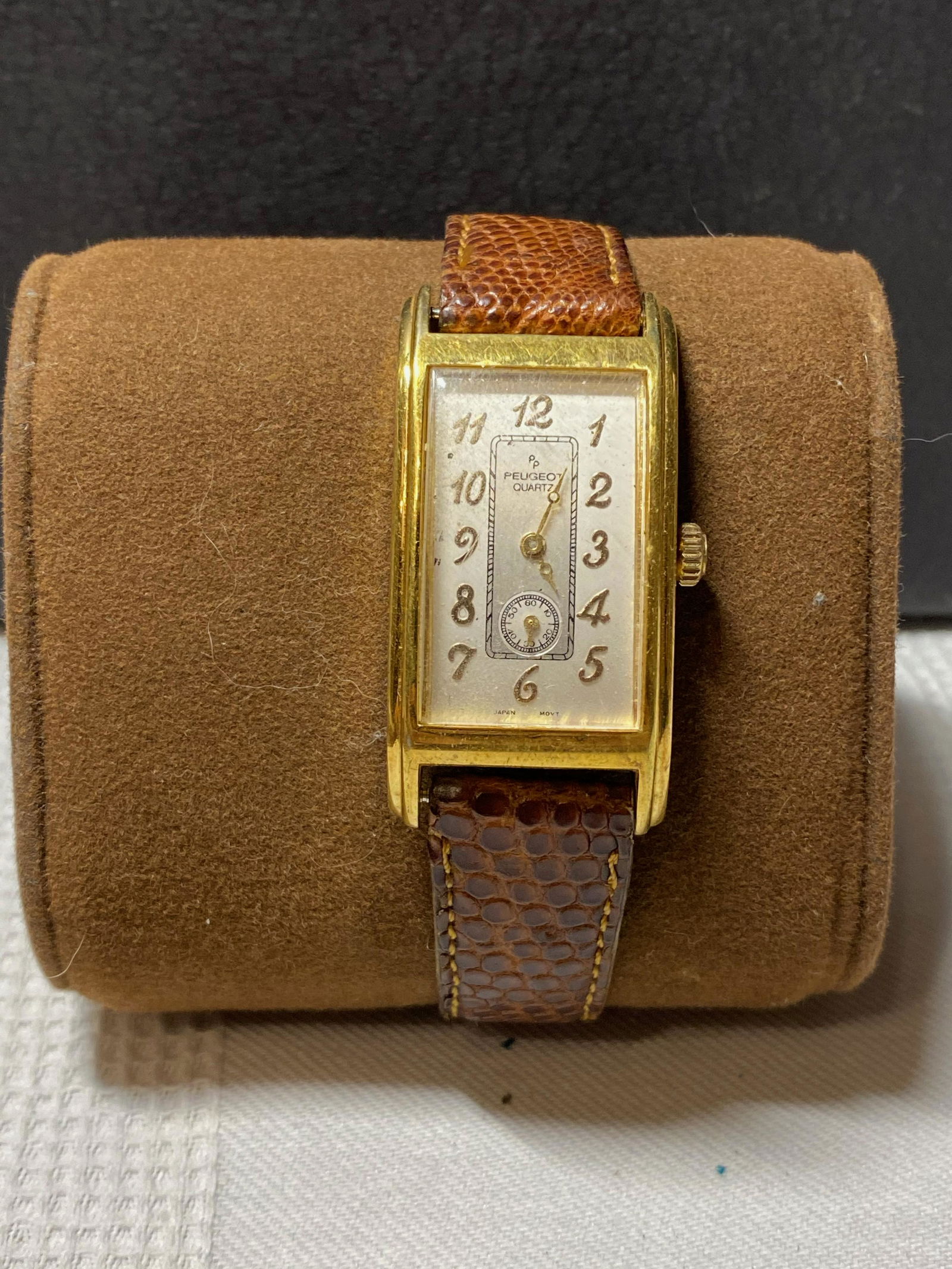 VINTAGE MENS PEUGEOT QUARTZ WATCH: VINTAGE MENS PEUGEOT QUARTZ WATCH. A GREAT ADDITION TO YOUR COLLECTION.