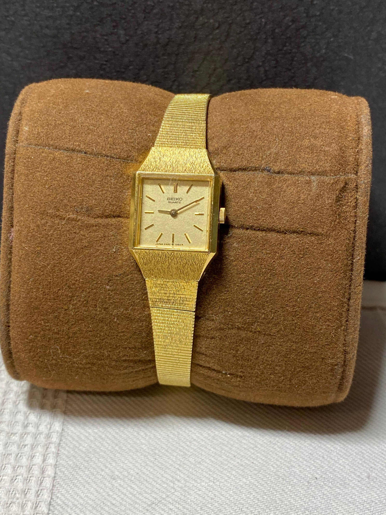 VINTAGE LADIES SEIKO QUARTZ GOLD WATCH: VINTAGE LADIES SEIKO QUARTZ GOLD WATCH