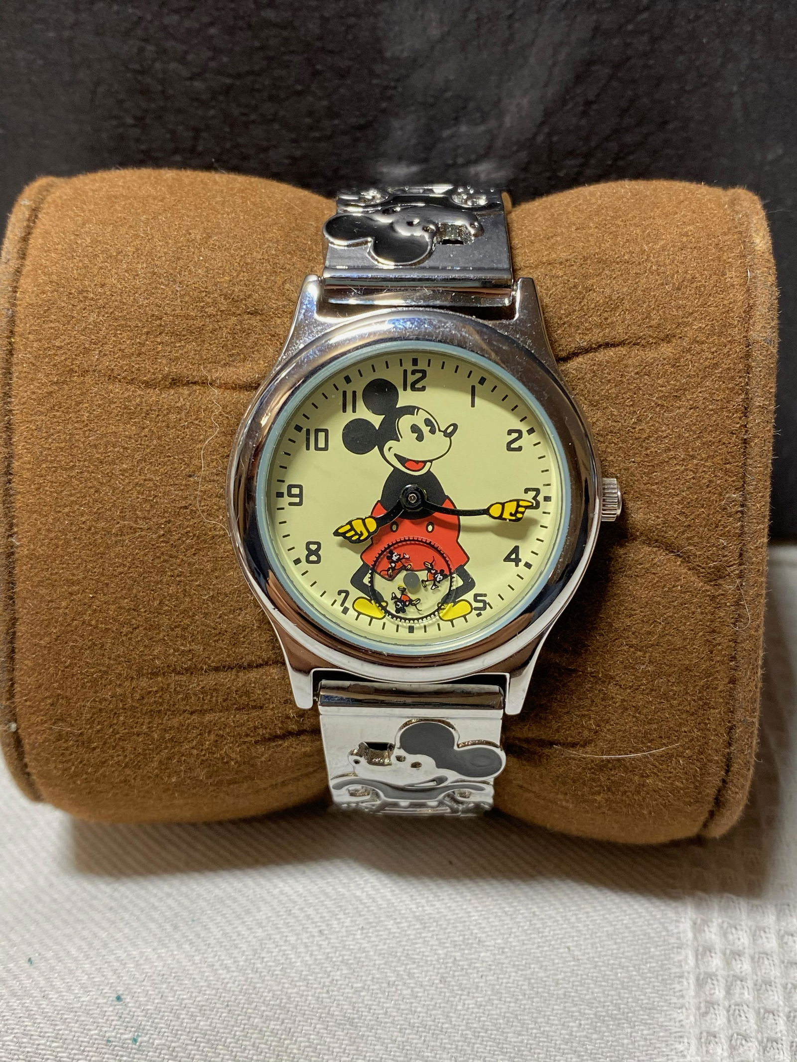 VINTAGE DISNEY MICKEY MOUSE WRISTWATCH: VINTAGE DISNEY MICKEY MOUSE WRISTWATCH. MIGHT NEED A NEW BATTERY.
