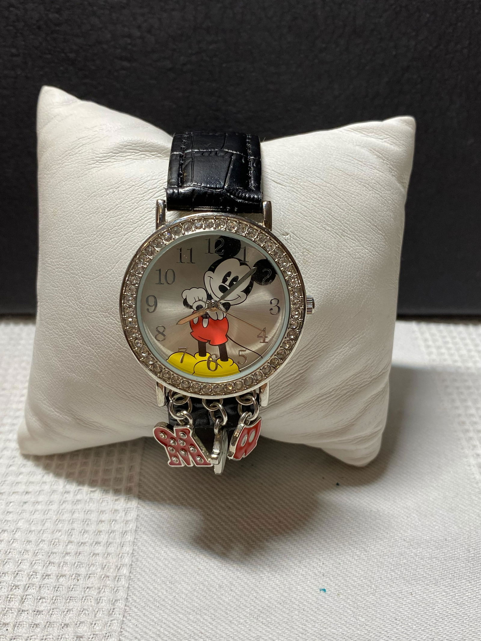 VINTAGE DISNEY MICKEY MOUSE WRISTWATCH: VINTAGE DISNEY MICKEY MOUSE WRISTWATCH. MIGHT NEED A NEW BATTERY.