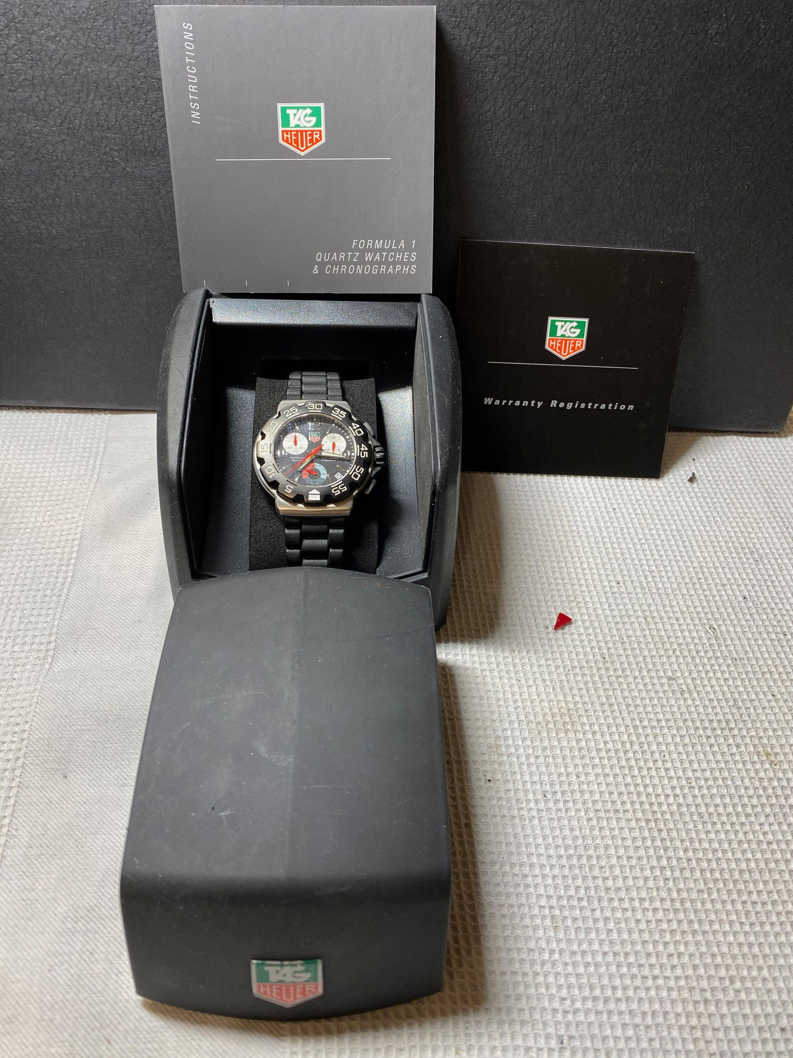 TAG HEUER FORMULA 1 MENS WRISTWATCH W/BOX: TAG HEUER FORMULA 1 MENS WRISTWATCH W/BOX. COMES WITH EVERYTHING PICTURED. WORKS AND KEEPS GOOD TIME. A GREAT ADDITION TO YOUR COLLECTION.
