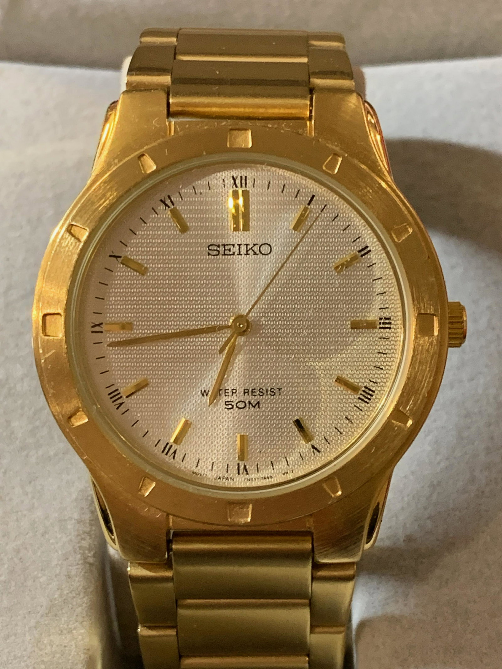 MENS SEIKO 50M GOLD WRISTWATCH: MENS SEIKO 50M GOLD WRISTWATCH. MIGHT NEED A BATTERY. A GREAT ADDITION TO YOUR COLLECTION.