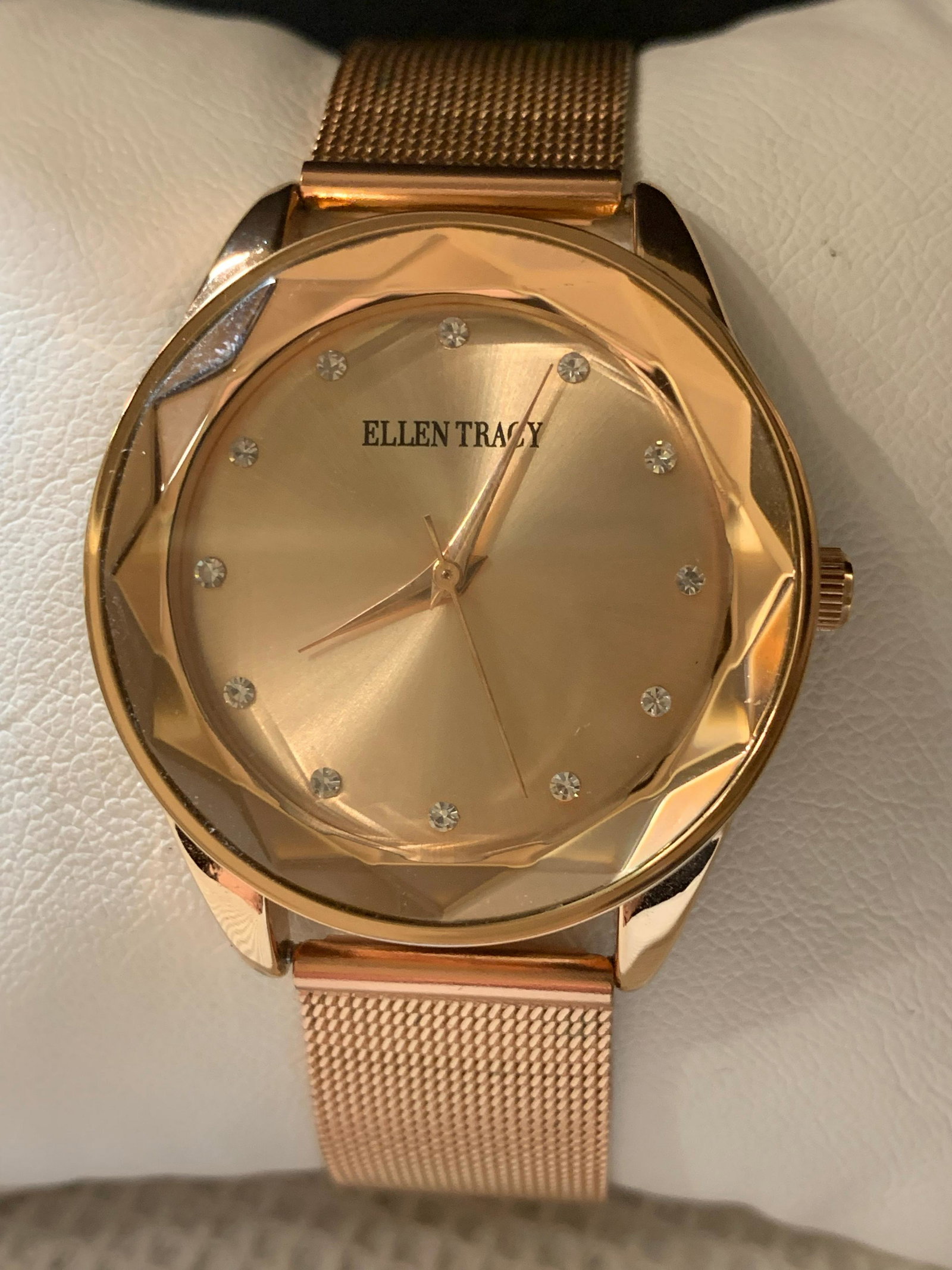 ELLEN TRACY LADIES WRISTWATCH W/BOX: ELLEN TRACY LADIES WRISTWATCH W/BOX. A GREAT ADDITION TO YOUR COLLECTION. MIGHT NEED BATTERIES.