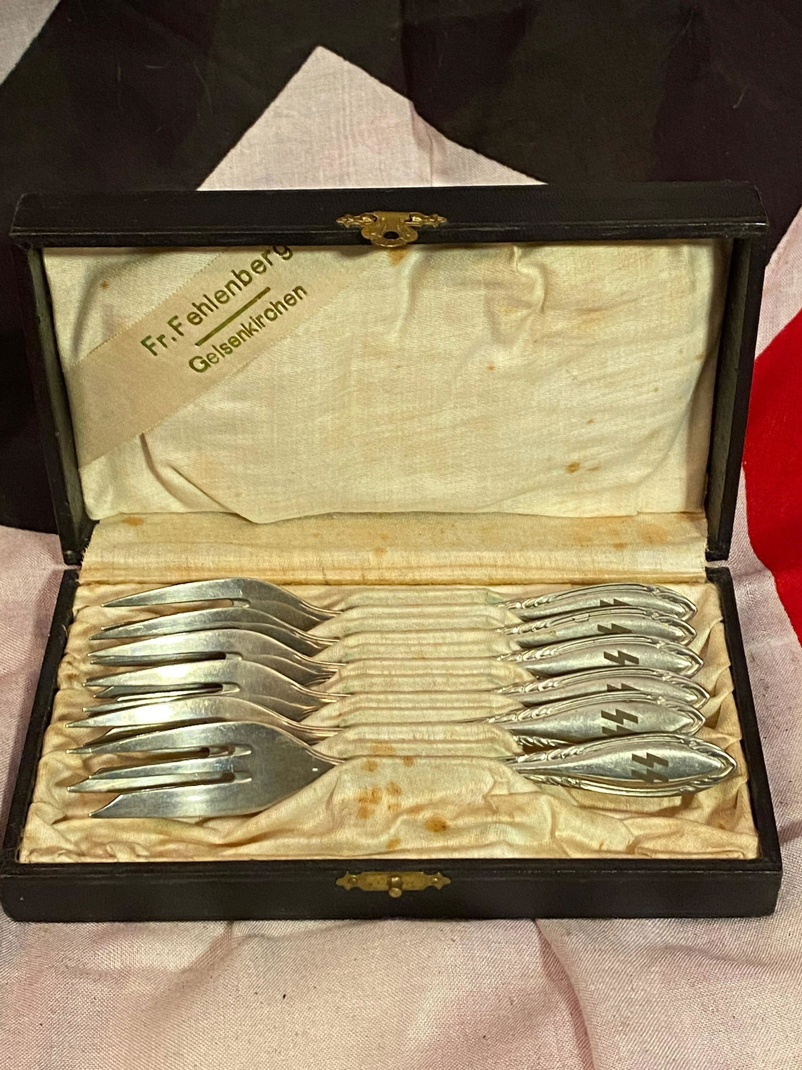 WW2 GERMAN WAFFEN SS SET OF (6) FORKS IN BOX: WW2 GERMAN WAFFEN SS SET OF (6) FORKS IN BOX. IN EXCELELNT SHAPE AND OVERALL CONDITION. THESE ARE A BEAUTIFUL SET OF (6) FORKS. THE FORKS ARE MARKED - GESD ALPACCA - VIEW PICTURES. A GREAT FIND AND AN