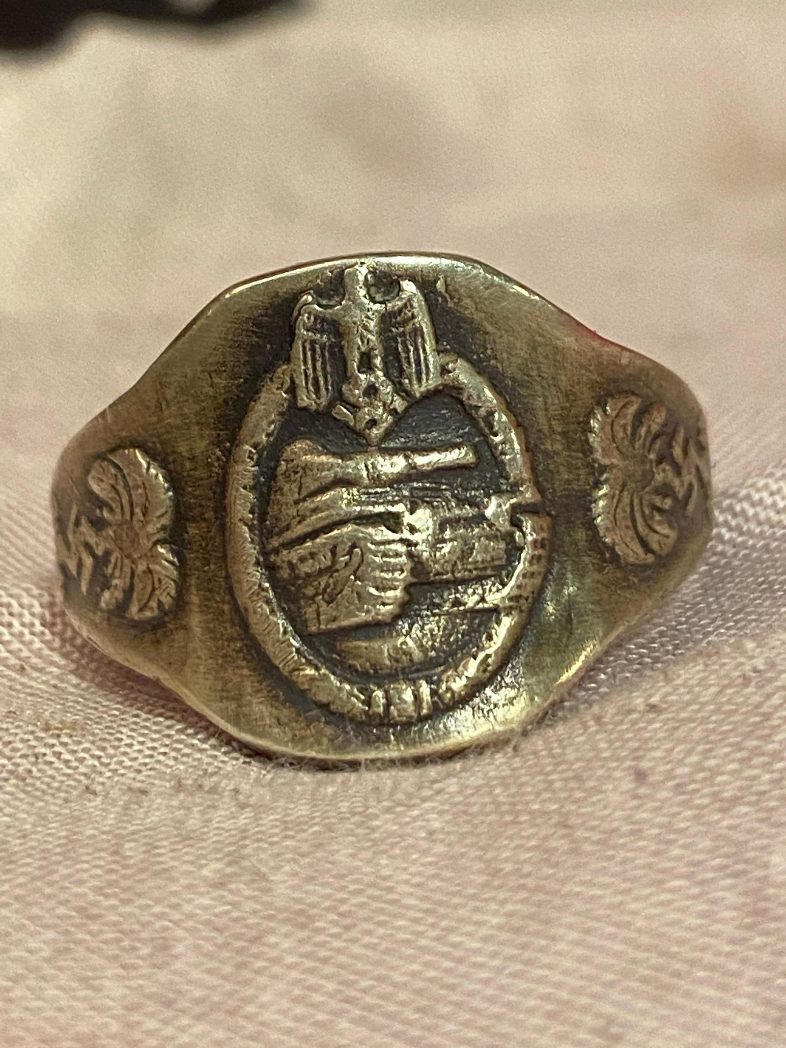 WW2 GERMAN AFRIKA KORPS PANZER TANK OFFICERS RING: WW2 GERMAN AFRIKA KORPS PANZER TANK OFFICERS RING. IN MINT OVERALL SHAPE AND CONDITION WITH A BEAUTIFUL OVERALL PATINA. RING IS AROUND A SIZE 9-10. A RARE FIND AND AN EXCELLENT ADDITION TO YOUR COLLEC