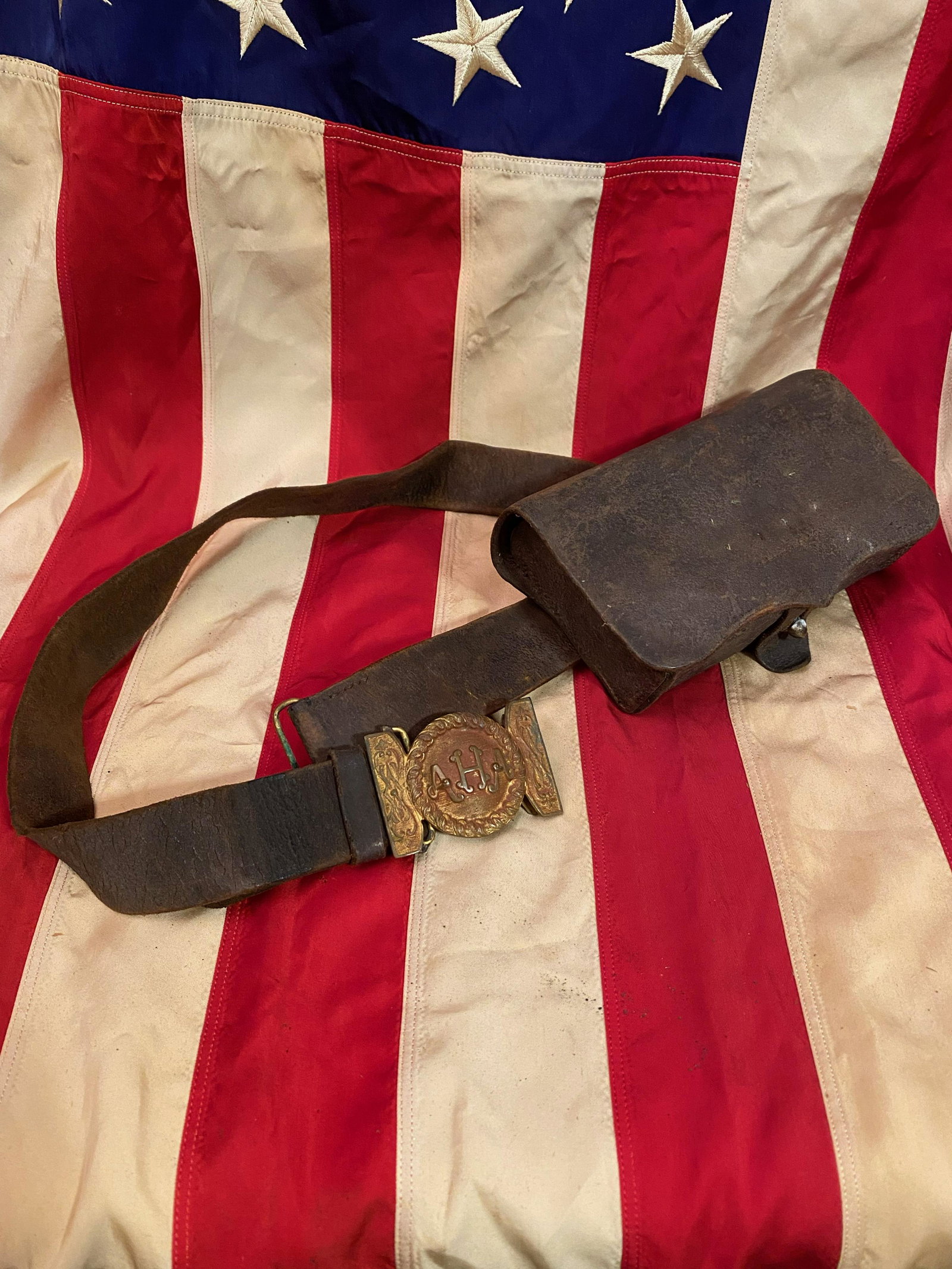 RARE CIVIL WAR AHA BELT BUCKLE W/ CARTRIDGE BOX: RARE CIVIL WAR AHA BELT BUCKLE W/ CARTRIDGE BOX. THIS COMES AS A SET. WITH THE BELT BUCKLE AND THE CARTRIDGE BOX. IT IS IN GREAT OVERALL SHAPE AND CONDITION WITH A BEAUTIFUL OVERALL PATINA. APPEARS TO