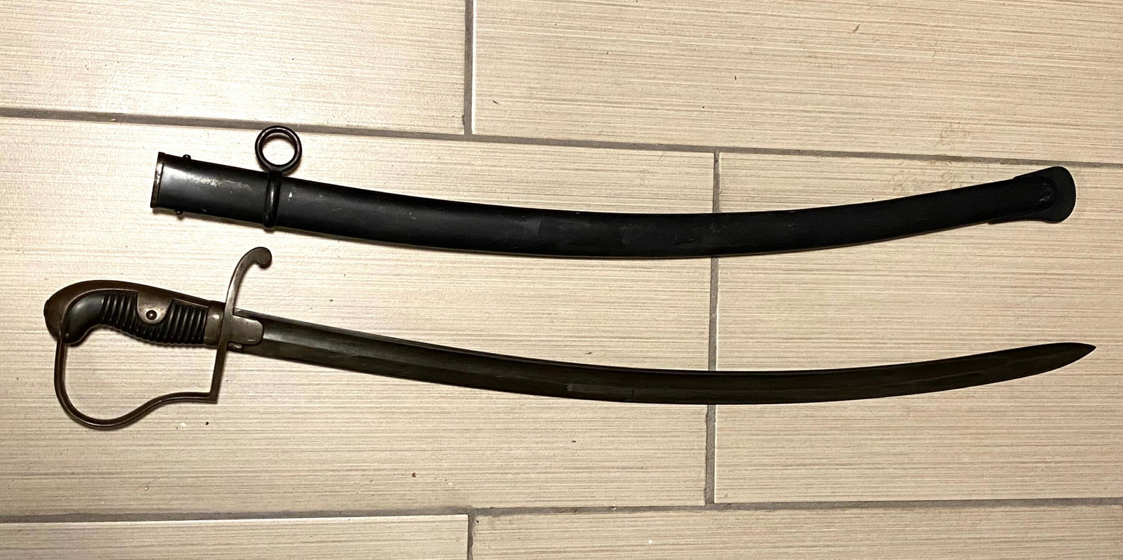 1897 ORIG. GERMAN PRUSSIAN BATTLE ARTILLERY SWORD: 1897 ORIG. GERMAN PRUSSIAN BATTLE ARTILLERY SWORD WITH MAKER MARKS ON THE BLADE. THIS IS A VERY RARE FIND AND THE SWORD IS IN MINT OVERALL SHAPE AND CONDITION. HAS A BEAUTIFUL OVERALL PATINA. THE BLAD