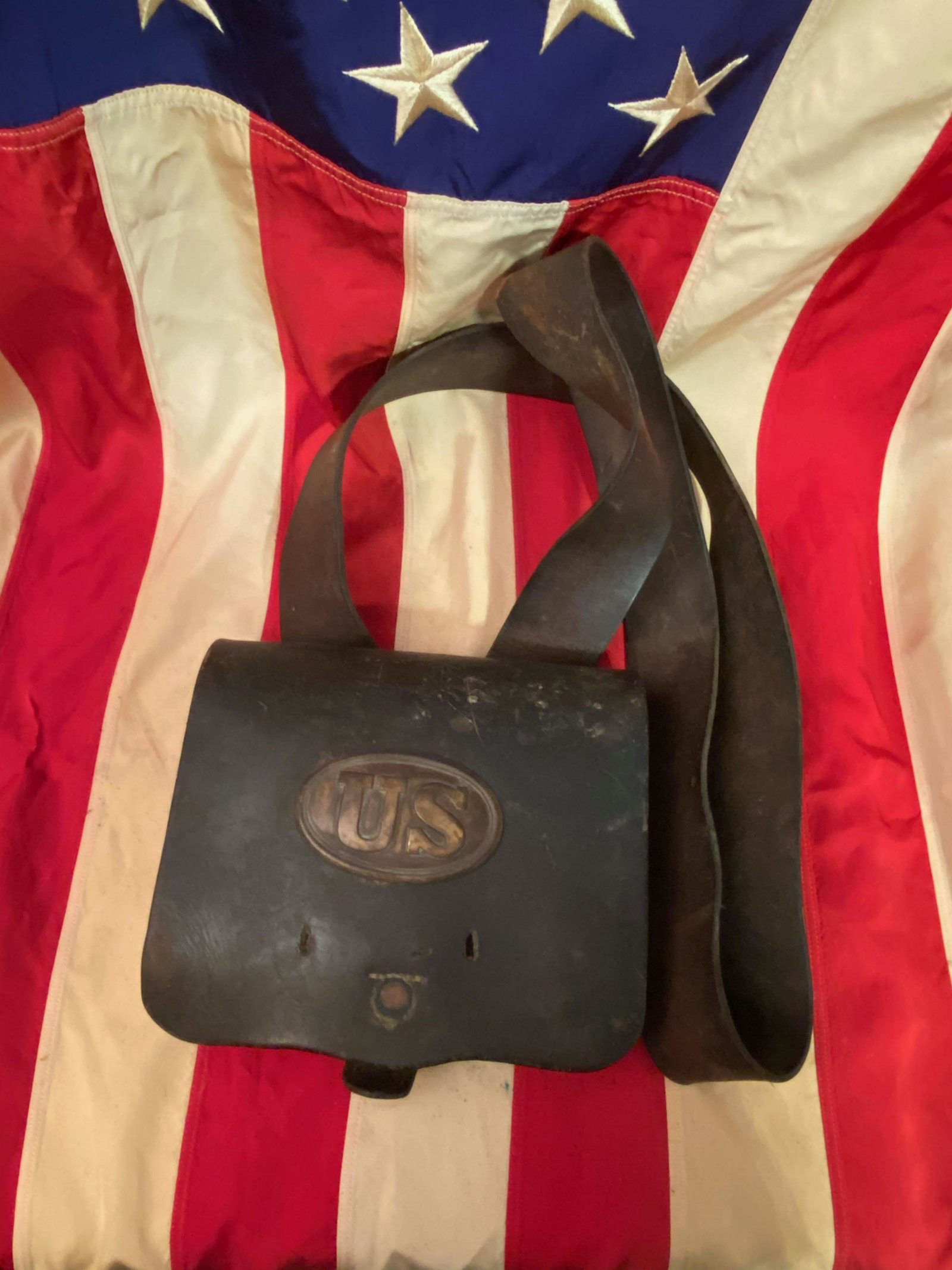 CIVIL WAR US .58 CAL CARTRIDGE BOX & SLING: RARE CIVIL WAR AHA BELT BUCKLE W/ CARTRIDGE BOX. IN EXCELELNT SHAPE AND OVERALL CONDITION WITH A BEAUTIFUL OVERALL PATINA. COMES COMPLETE AS A SET WITH THE CARTRIDGE BOX AND THE SLING. A GREAT FIND AN