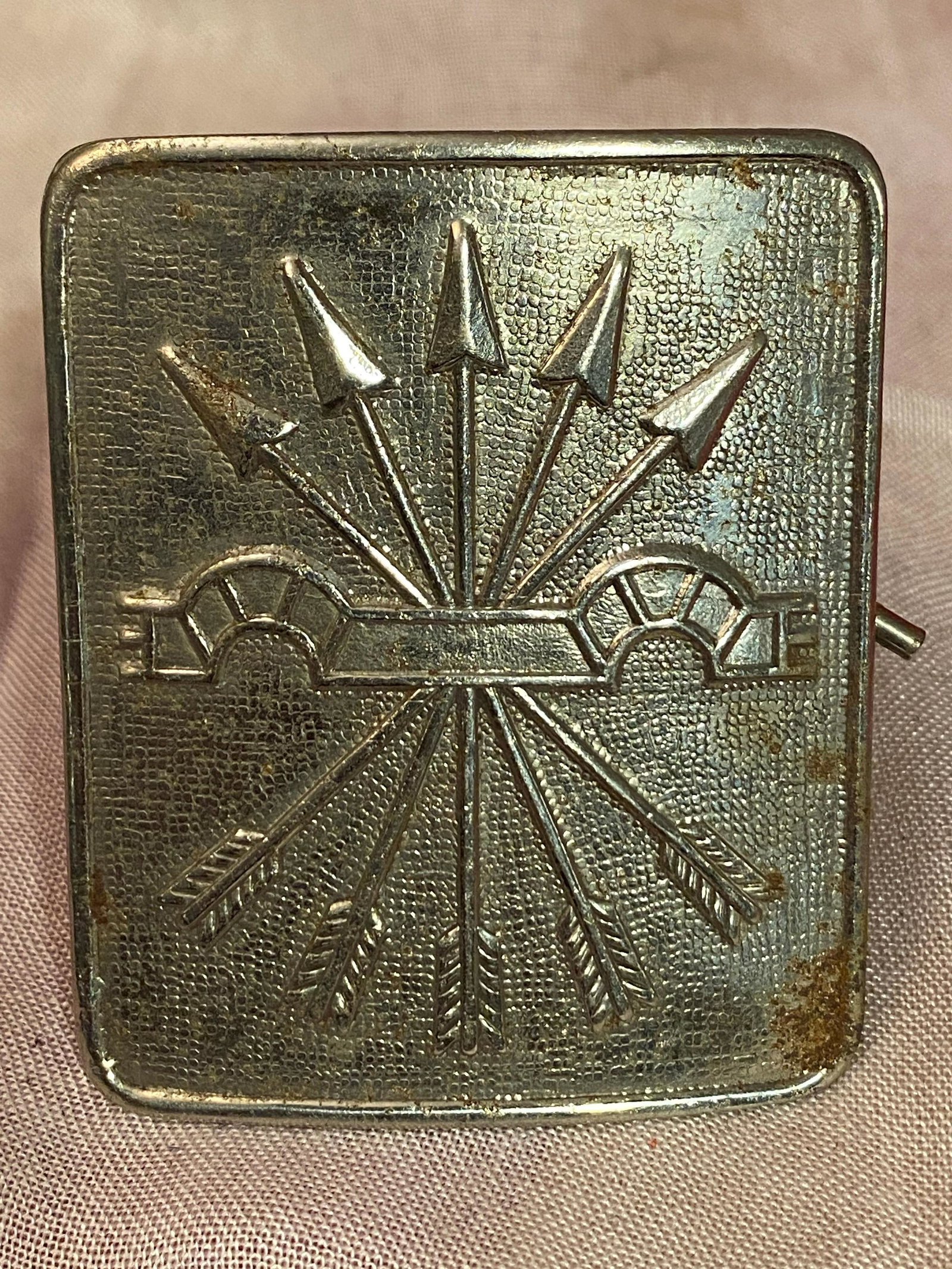 SPAIN, FRANCO PERIOD. A FALANGE BELT BUCKLE BY CASA: SPAIN, FRANCO PERIOD. A FALANGE BELT BUCKLE BY CASA AMILIBIA. IN EXCELLENT SHAPE AND OVERALL CONDITION. Of Spanish manufacture, a belt buckle in metal alloy (magnetic proof) with obverse bearing an ea