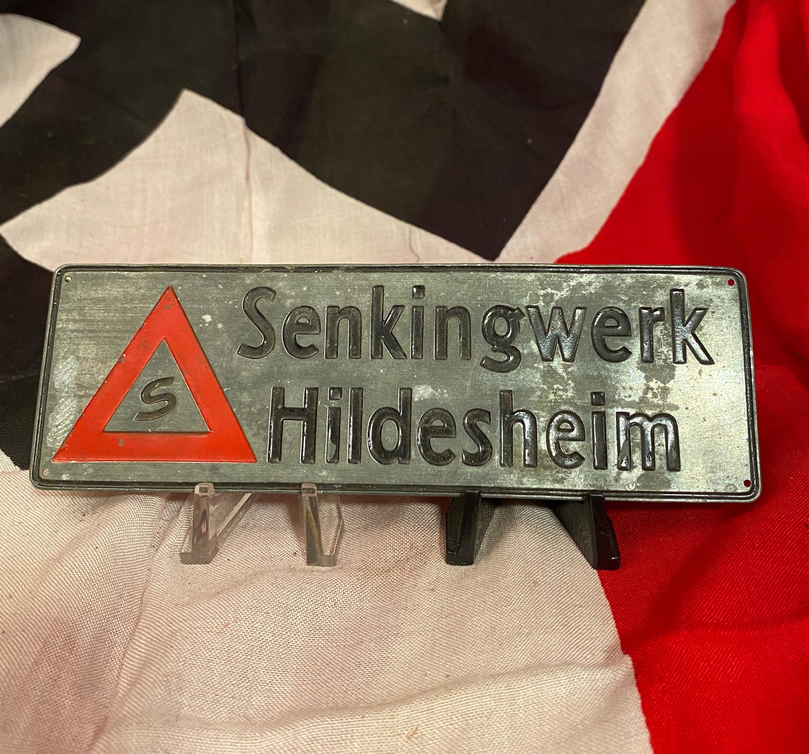 WW2 GERMAN SENKINGWERK HILDESHEIM WALL PLAQUE: WW2 GERMAN SENKINGWERK HILDESHEIM WALL PLAQUE. IN EXCELLENT OVERALL SHAPE AND CONDITION WITH A BEAUTIFUL OVERALL PATINA. HILDESHEIM HAD A LARGE CENTRAL GOODS STATION WITH CONNECTIONS TO ALL COMPASS PO