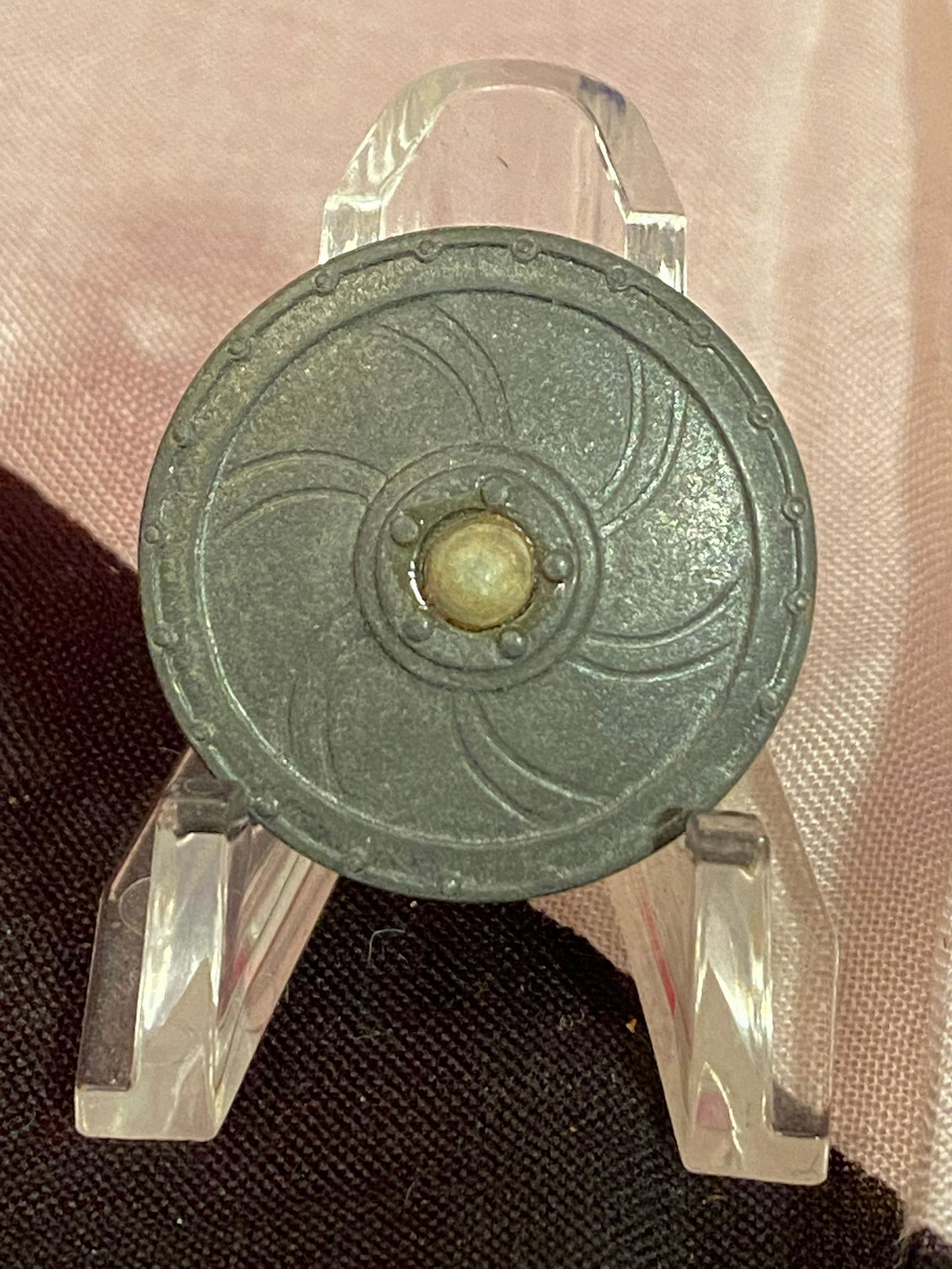 RARE WW2 GERMAN SS WIKINGS PIN W/MAKER MARKS: RARE WW2 GERMAN SS WIKINGS PIN BADGE WITH MAKER MARKS ON THE BACK. HAS A BEAUTIFUL OVERALL PATINA. A GREAT FIND AND AN EXCELLENT ADDITION TO YOUR COLLECTION.