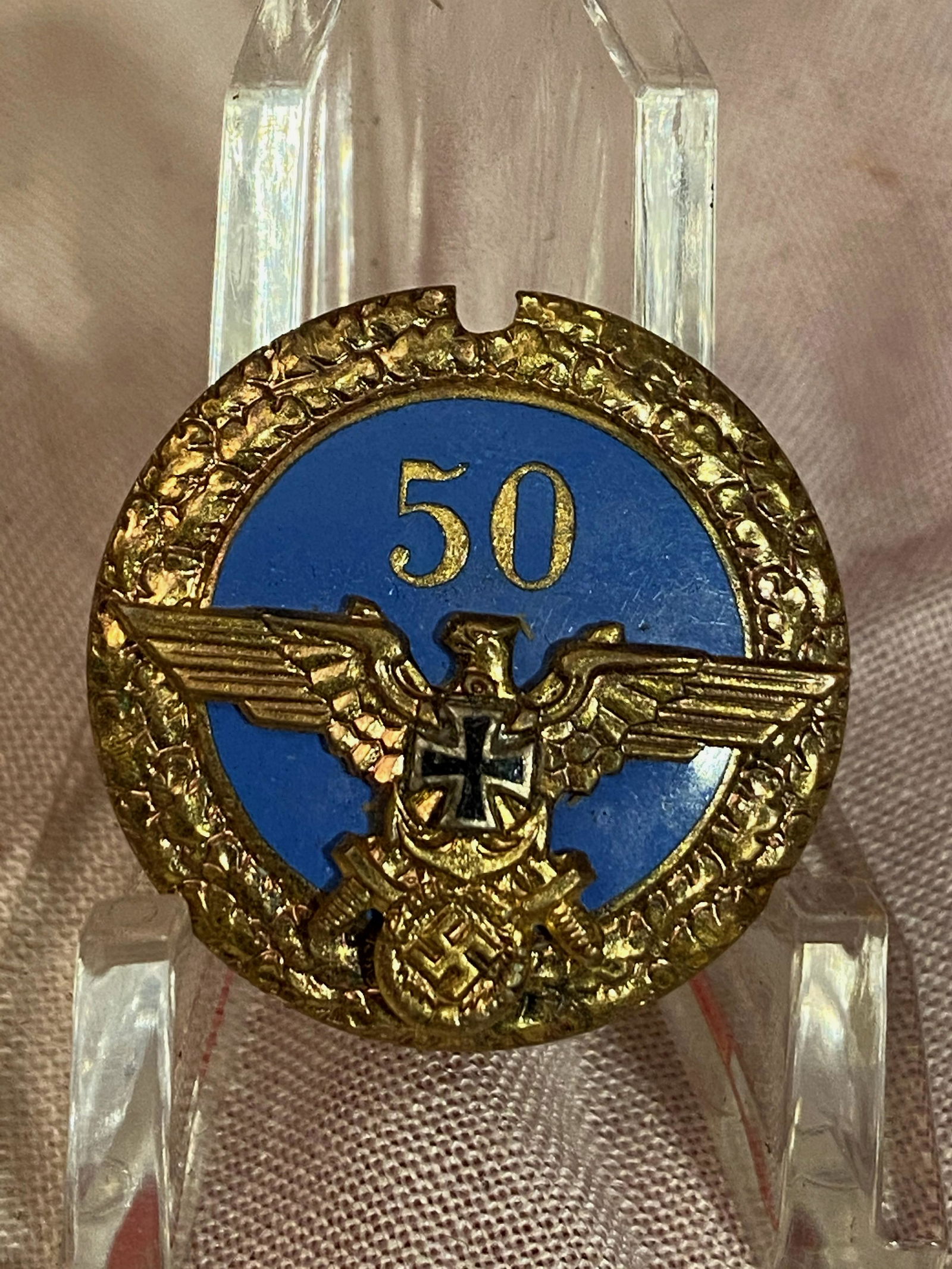 WW2 GERMAN IRON CROSS EAGLE 50 YR SERVICE PIN W/MAKER: WW2 GERMAN IRON CROSS EAGLE 50 YR SERVICE PIN W/MAKER MARKS. IN EXCELLENT SHAPE AND OVERALL CONDITION. HAS MAKER MARKS ON THE BACK - PLEASE VIEW PICUTRES. A GREAT FIND AND AN EXCELLENT ADDITION TO YOU