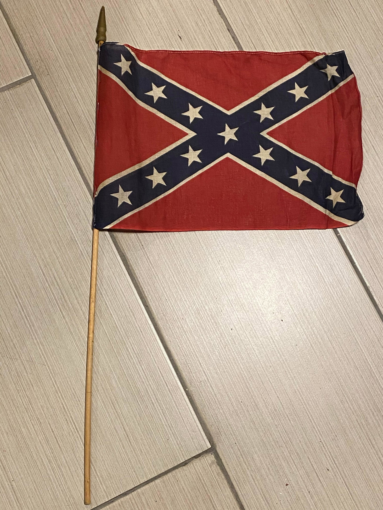 SCARCE UCV CONFEDERATE CIVIL WAR VETERANS PARADE FLAG: SCARCE UCV CONFEDERATE CIVIL WAR VETERANS PARADE FLAG. IN EXCELLENT SHAPE AND OVERALL CONDITION. THIS BEAUTIFUL HAND FLAG IS MINT. A GREAT FIND AND AN EXCELLENT ADDITION TO YOUR COLLECTION. MEASURES 2