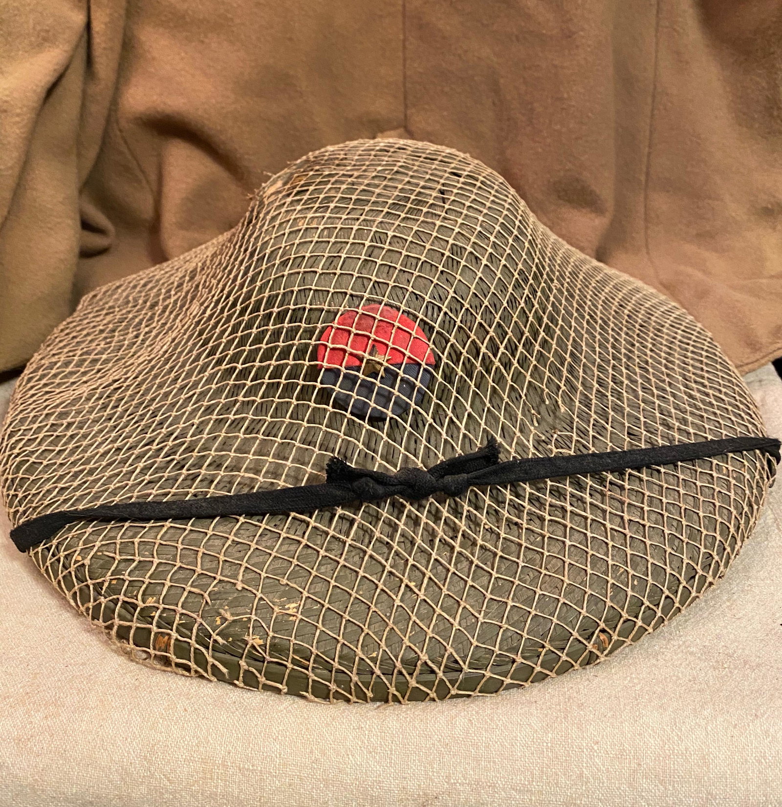 VERY RARE WW2 WOVEN STRAW JAPANESE JUNGLE HAT: VERY RARE WW2 WOVEN STRAW JAPANESE SOLDIERS JUNGLE HAT. IT IS IN MINT OVERALL SHAPE AND CONDITION WITH THE BEAUTIFUL OVERALL PATINA. HAS THE WOVEN WIRE ON THE TOP OF THE HELMET. THIS HELMET WAS ALL HA