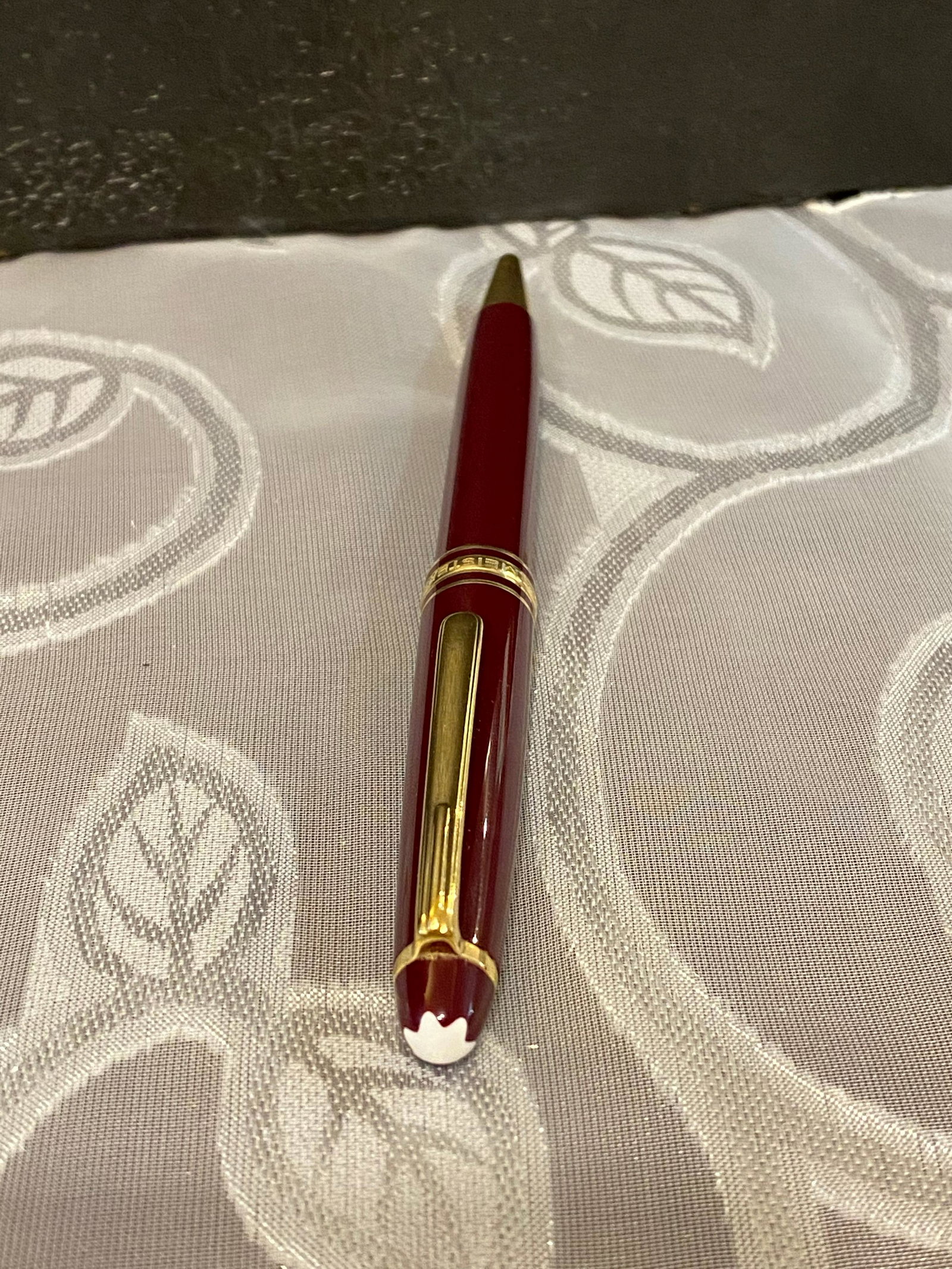 RARE MONTBLANC BURGANDY BALL POINT PEN: RARE MONTBLANC BURGANDY BALL POINT PEN. IN EXCELLENT SHAPE AND OVERALL CONDITION. COMES FROM A PEN COLLECTION. A GREAT ADDITION TO YOUR COLLECTION.