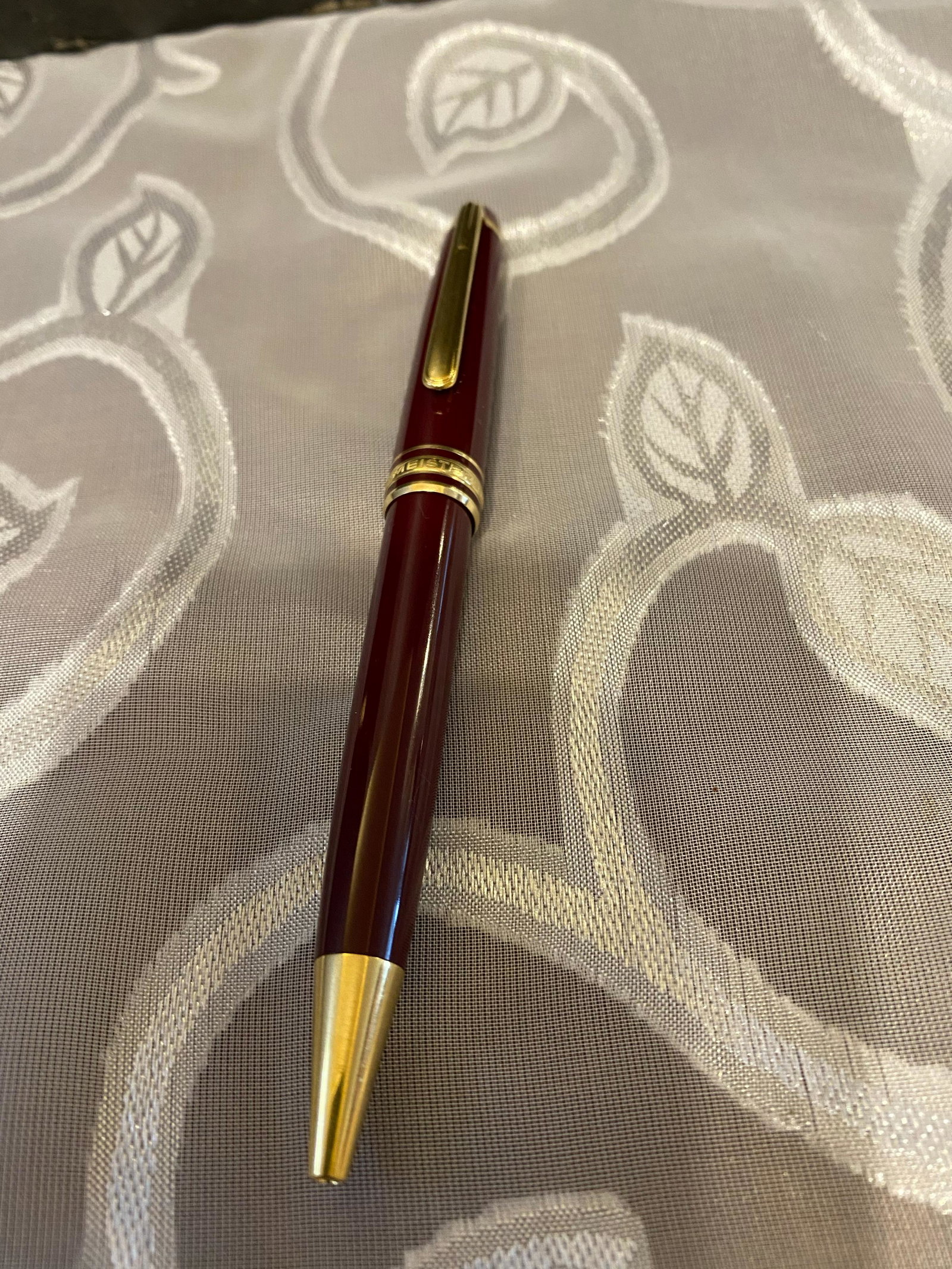 RARE MONTBLANC BURGANDY BALL POINT PEN: RARE MONTBLANC BURGANDY BALL POINT PEN. IN EXCELLENT SHAPE AND OVERALL CONDITION. COMES FROM A PEN COLLECTION. A GREAT ADDITION TO YOUR COLLECTION.