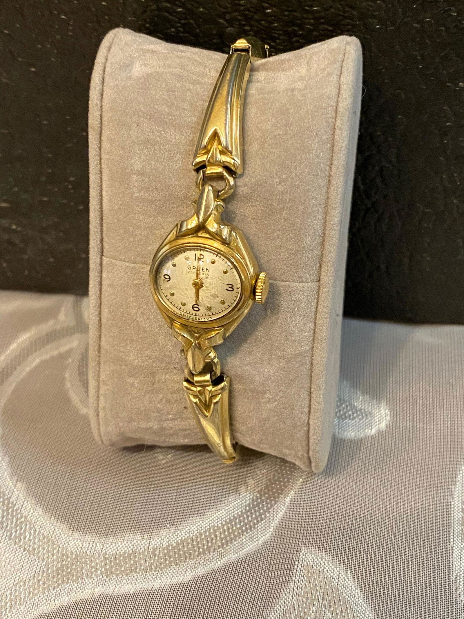 LADIES GRUEN VINTAGE HANDWINDING WATCH: LADIES GRUEN VINTAGE HANDWINDING WATCH. A GREAT ADDITION TO YOUR COLLECTION.