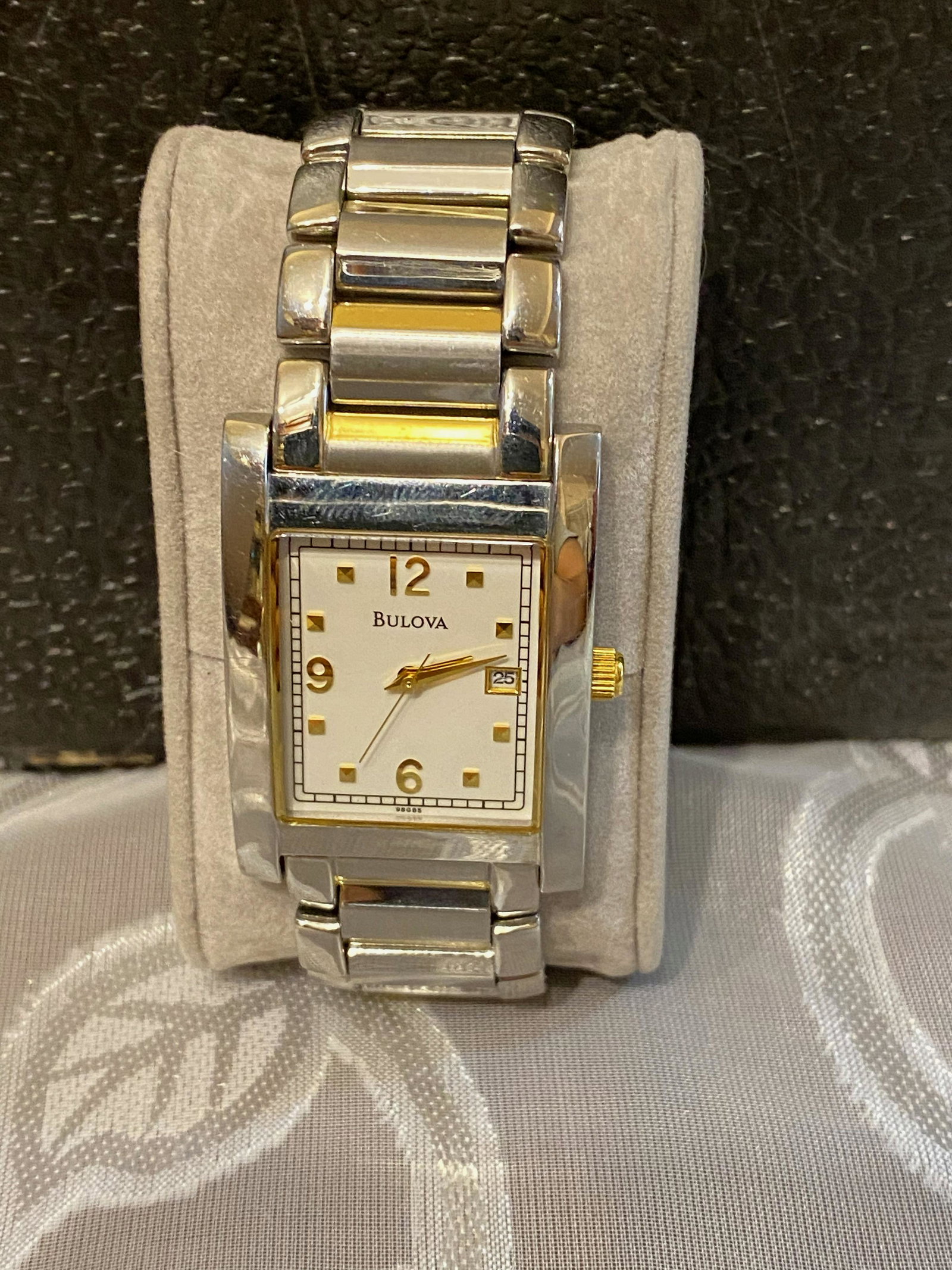 VINTAGE BULOVA UNISEX WATCH: VINTAGE BULOVA UNISEX WATCH. PLEASE VIEW PICTURES.