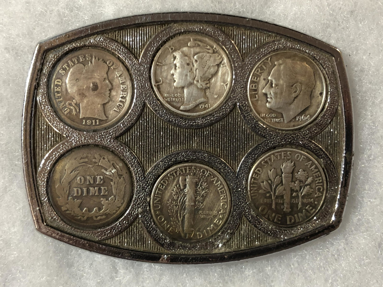 RARE U.S. SILVER DIMES SILVER BELT BUCKLE: RARE U.S. SILVER DIMES SILVER BELT BUCKLE. IN EXCELLENT OVERALL SHAPE AND CONDITION. HAS A BEAUTIFUL OVERALL PATINA. A GREAT FIND AND AN EXCELLENT ADDITION TO YOUR COLLECTION.