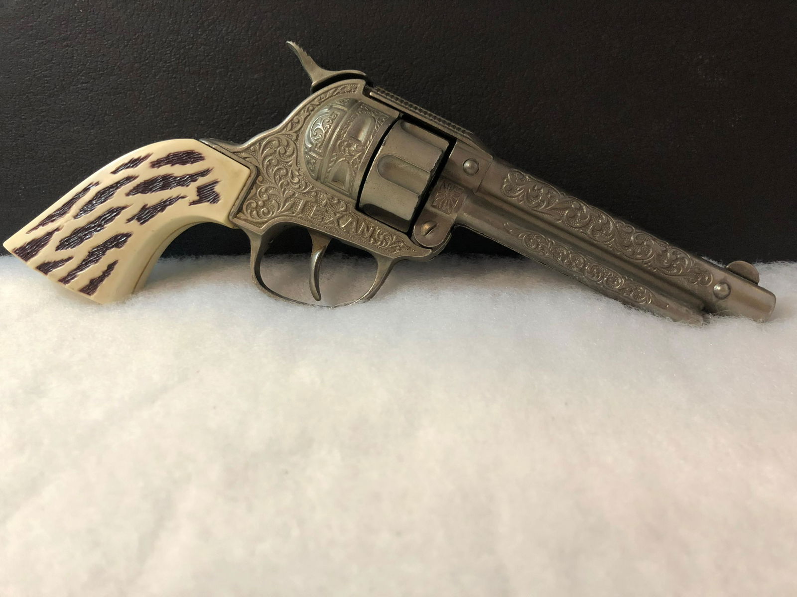 VINTAGE TEXANS CAP PISTOL: VINTAGE TEXANS CAP PISTOL. APPEARS TO BE IN GOOD CONDITION.
