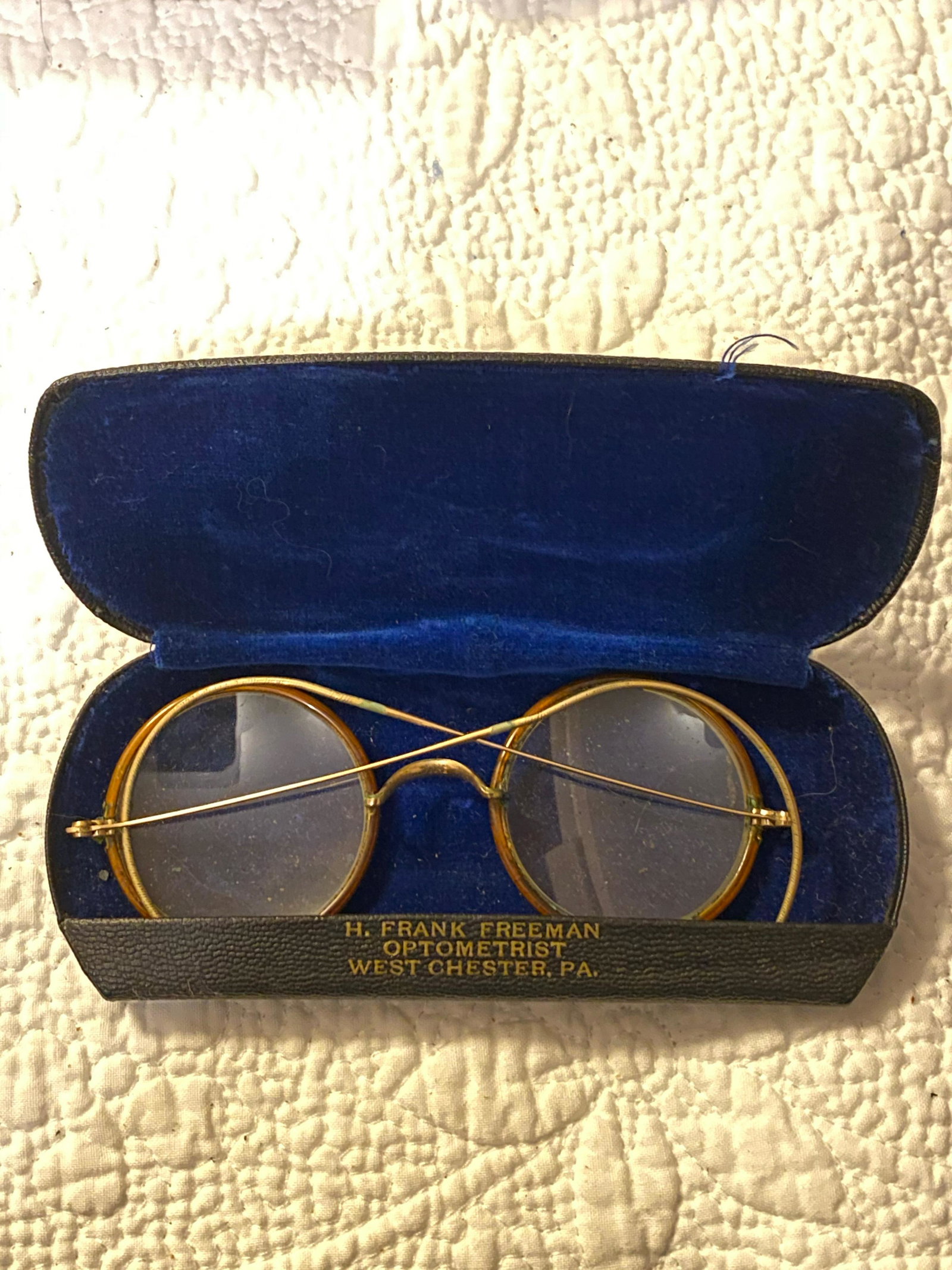 ANTIQUE 1800'S GOLD GLASSES IN ORIG. CASE: ANTIQUE 1800'S GOLD GLASSES IN ORIG. CASE. PLEASE VIEW ALL DETAILED PICTURES. A GREAT ADDITION TO YOUR COLLECTION.