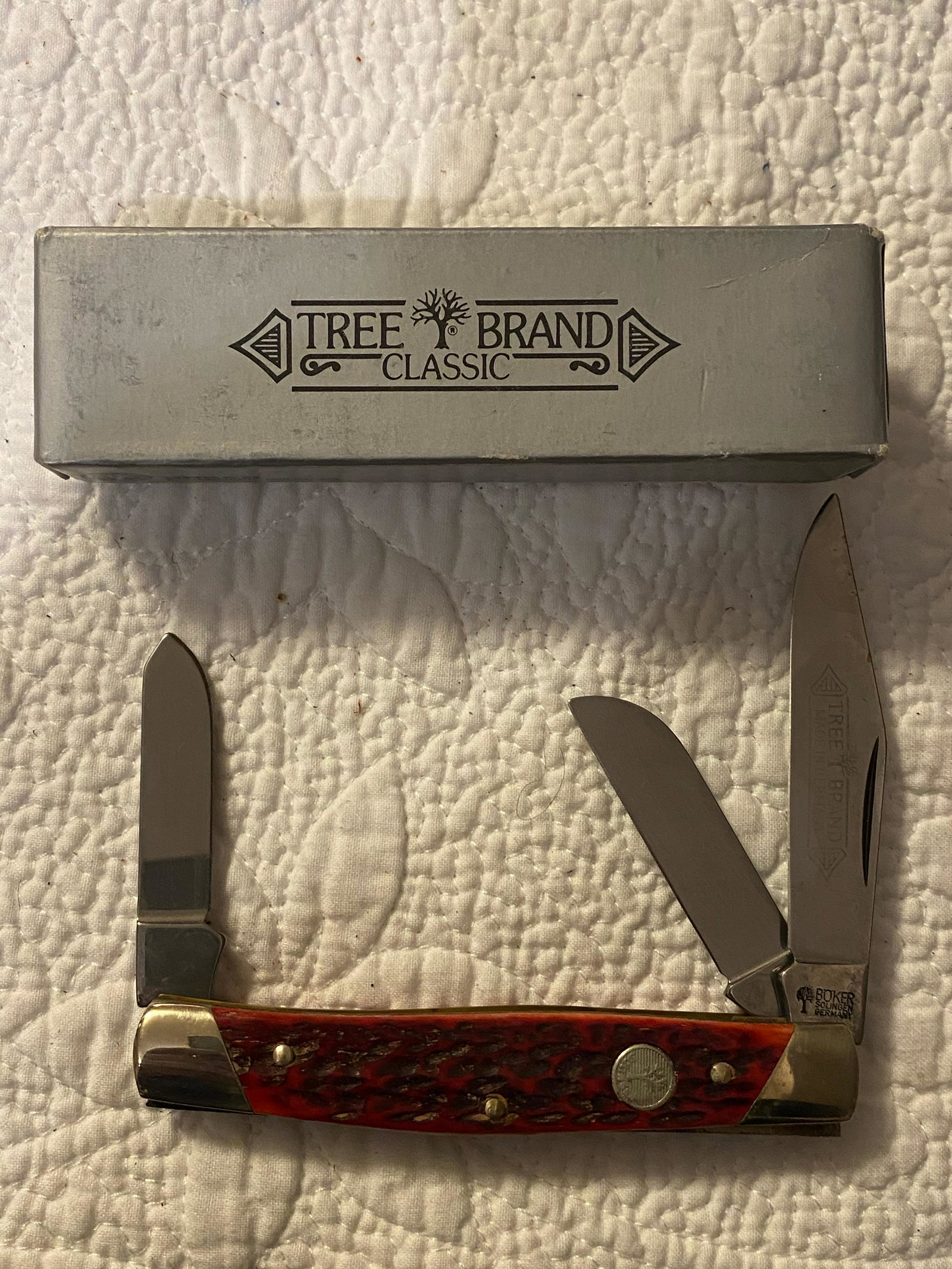 TREE BRAND CLASSIC 9885 POCKET KNIFE: TREE BRAND CLASSIC 9885 POCKET KNIFE. COMES WITH CASE. A GREAT ADDITION TO YOUR COLLECTION.