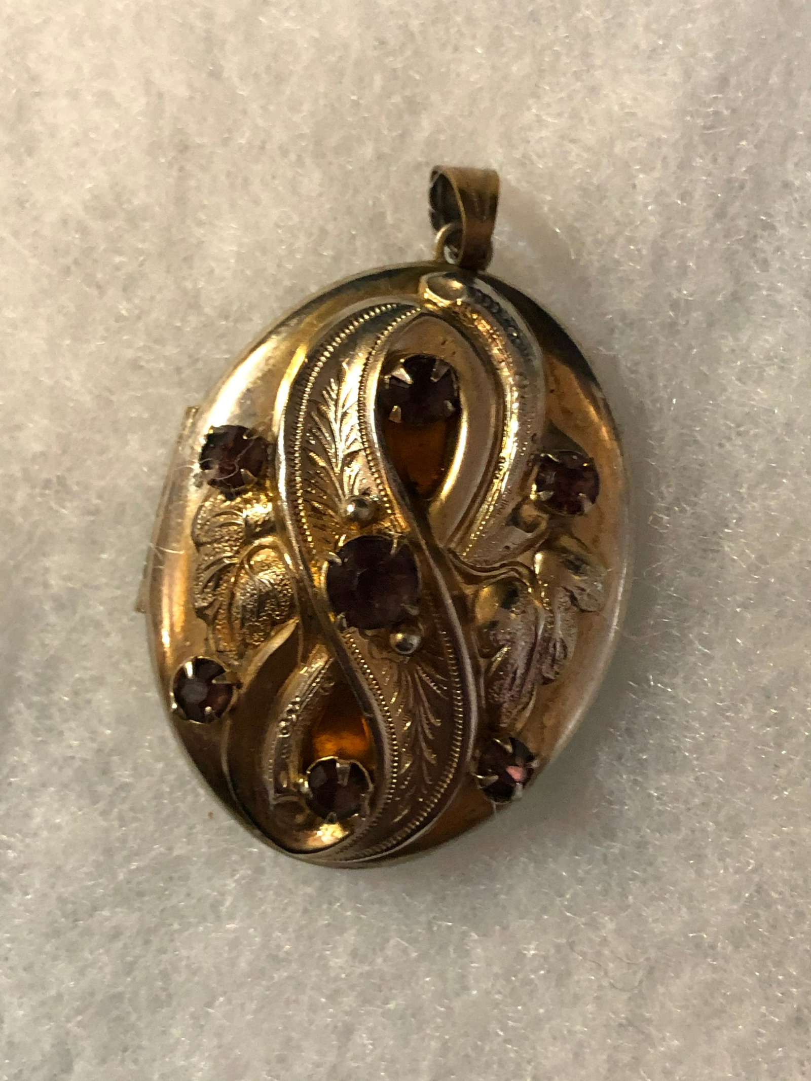 ANTIQUE GOLD AND SILVER LADIES PENDANT: ANTIQUE GOLD AND SILVER LADIES PENDANT. A GREAT ADDITION TO YOUR COLLECTION.