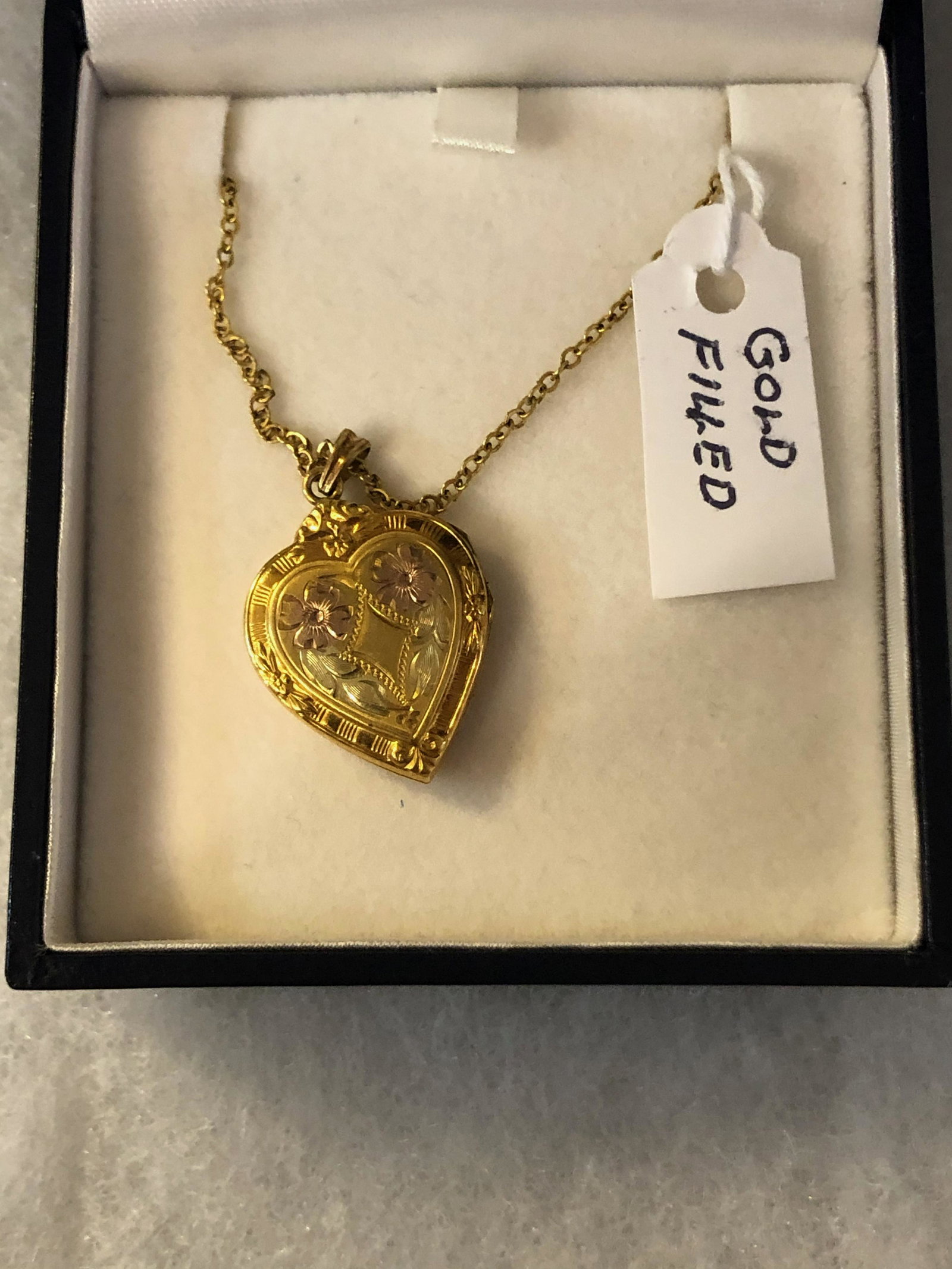 ANTIQUE GOLD FILLED LADIES PHOTO LOCKET NECKLACE: ANTIQUE GOLD FILLED LADIES PHOTO LOCKET NECKLACE