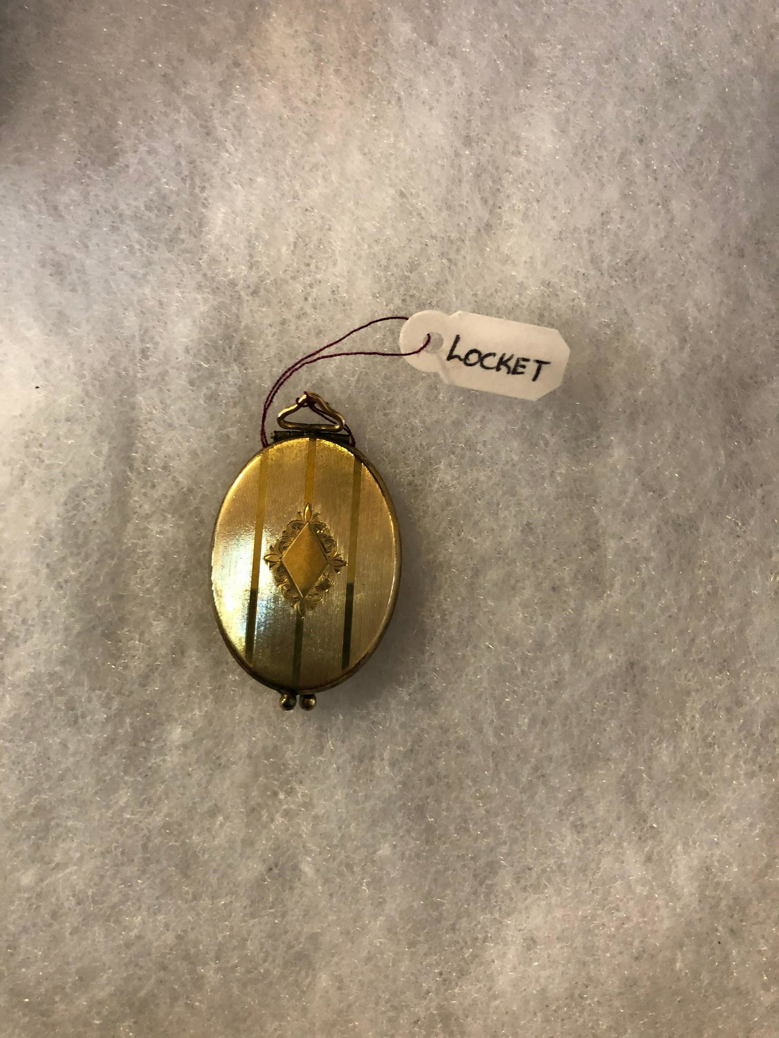 ANTIQUE LADIES GOLD ART DECO LOCKET: ANTIQUE LADIES GOLD ART DECO LOCKET